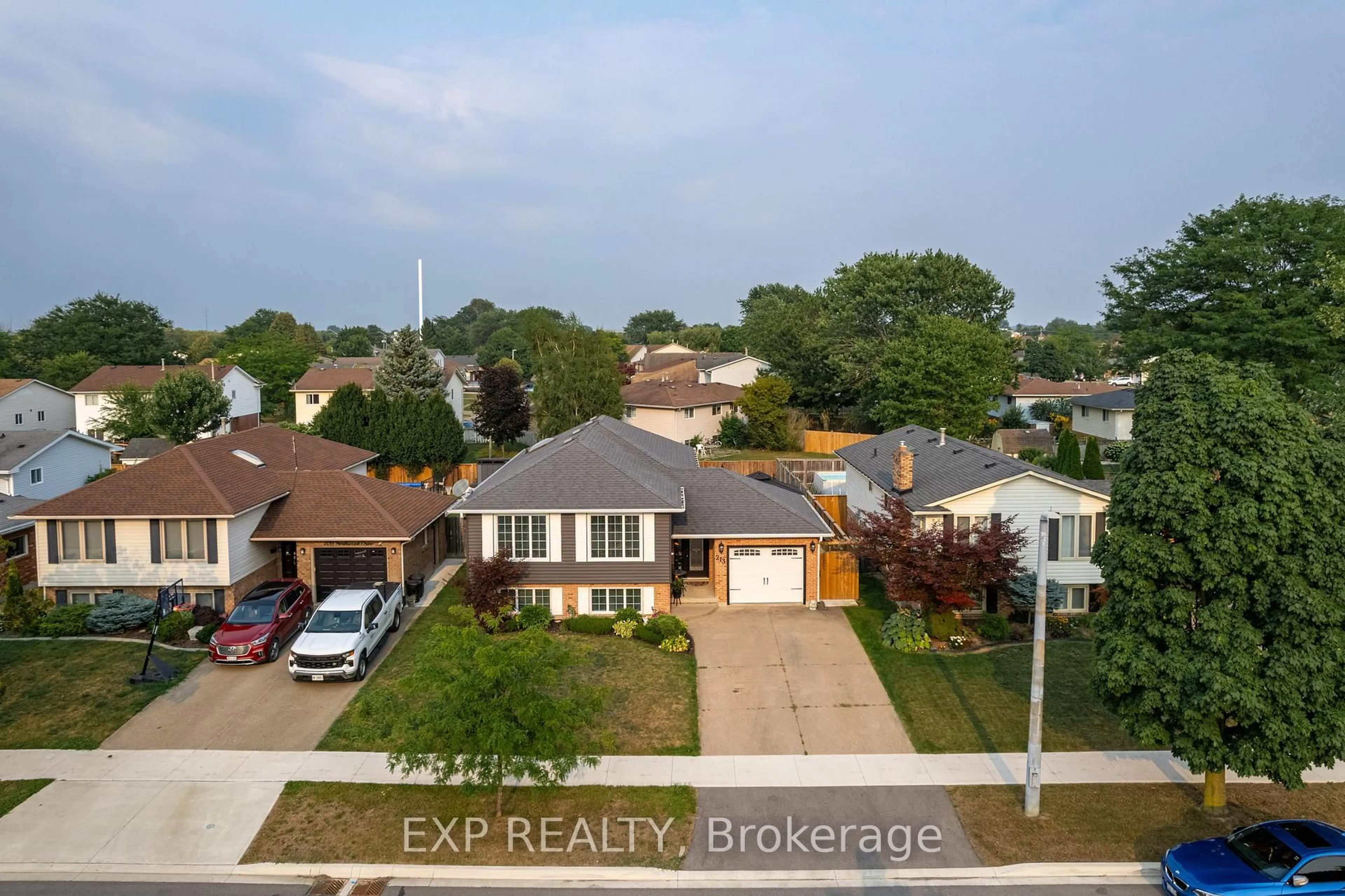 A pic from outside/outdoor area/front of a property/back of a property/a pic from drone, street for 213 Northwood Dr, Welland Ontario L3C 6V4