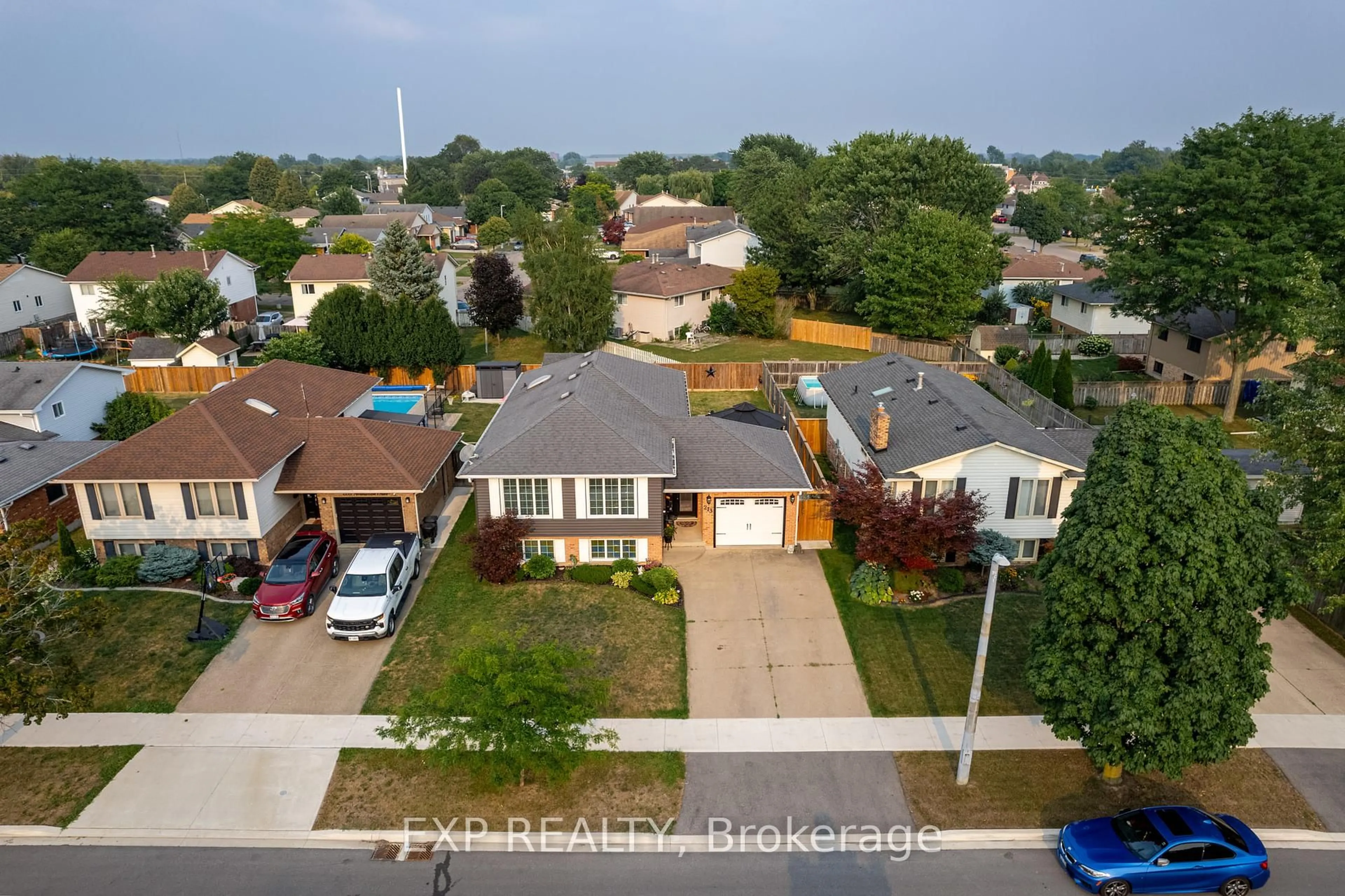 A pic from outside/outdoor area/front of a property/back of a property/a pic from drone, water/lake/river/ocean view for 213 Northwood Dr, Welland Ontario L3C 6V4