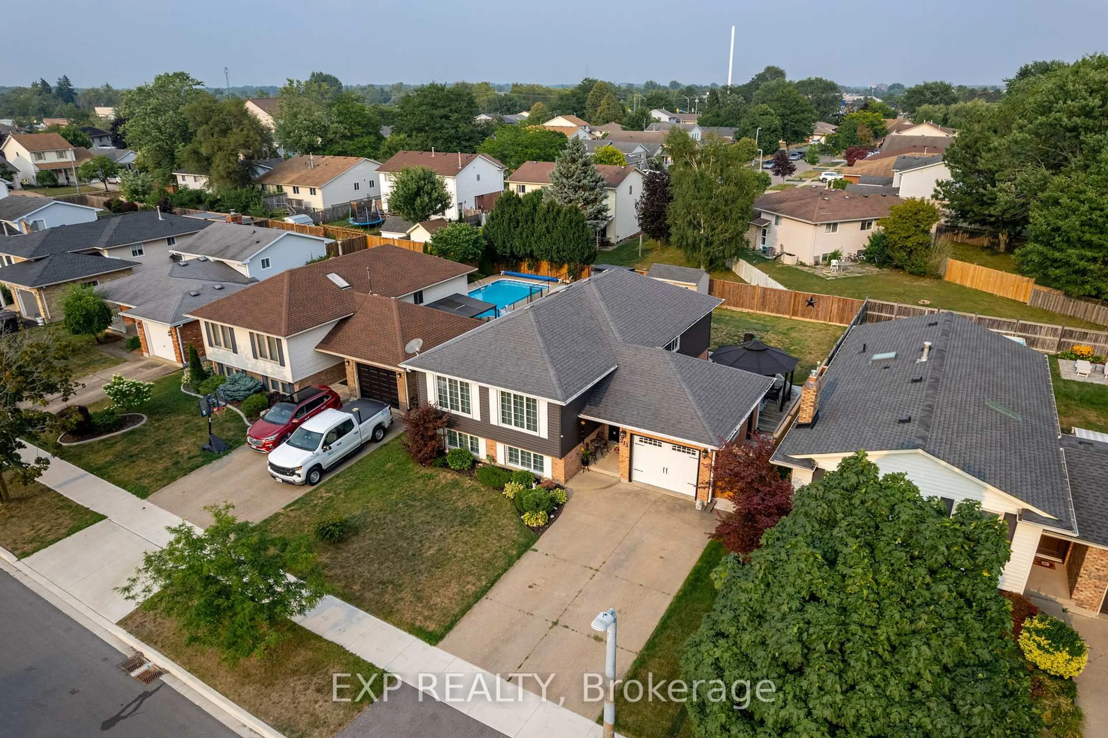 A pic from outside/outdoor area/front of a property/back of a property/a pic from drone, city buildings view from balcony for 213 Northwood Dr, Welland Ontario L3C 6V4