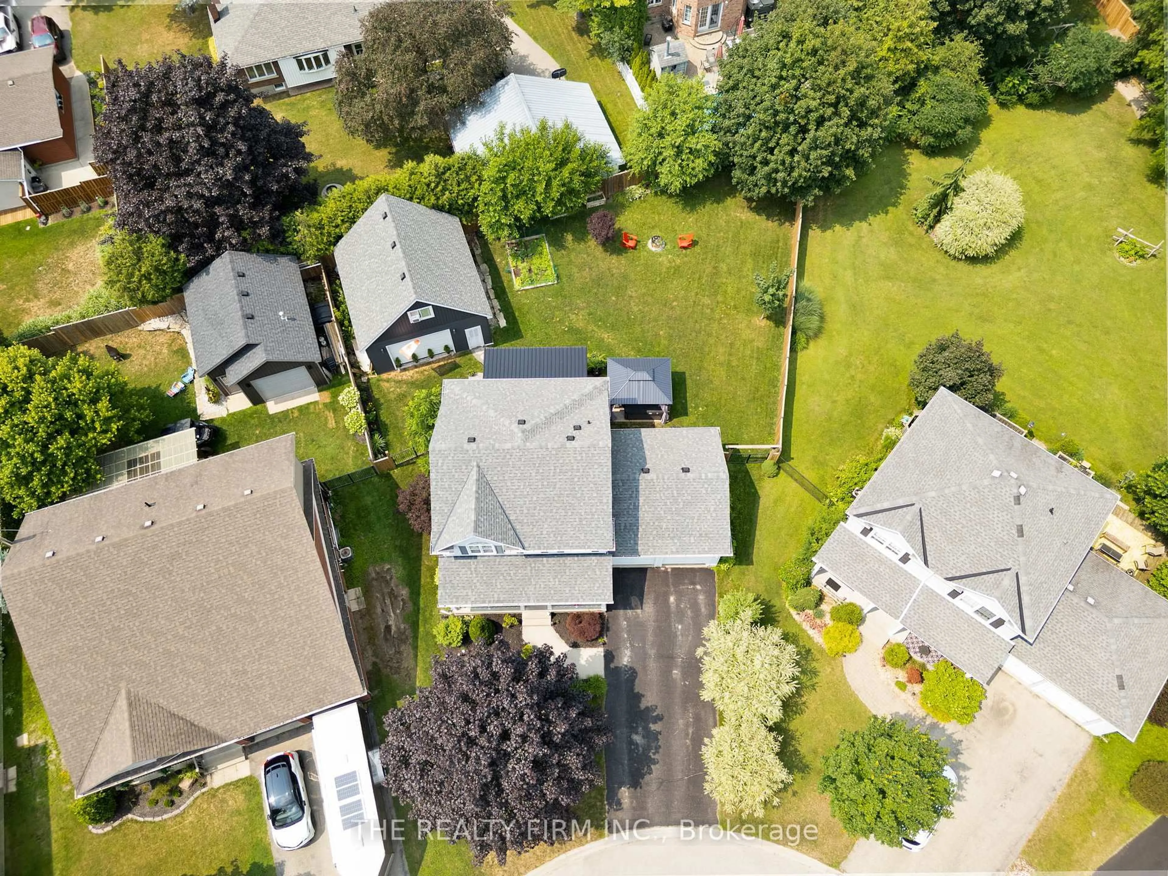 A pic from outside/outdoor area/front of a property/back of a property/a pic from drone, street for 6 Oakdale Pl, Ingersoll Ontario N5C 4E4