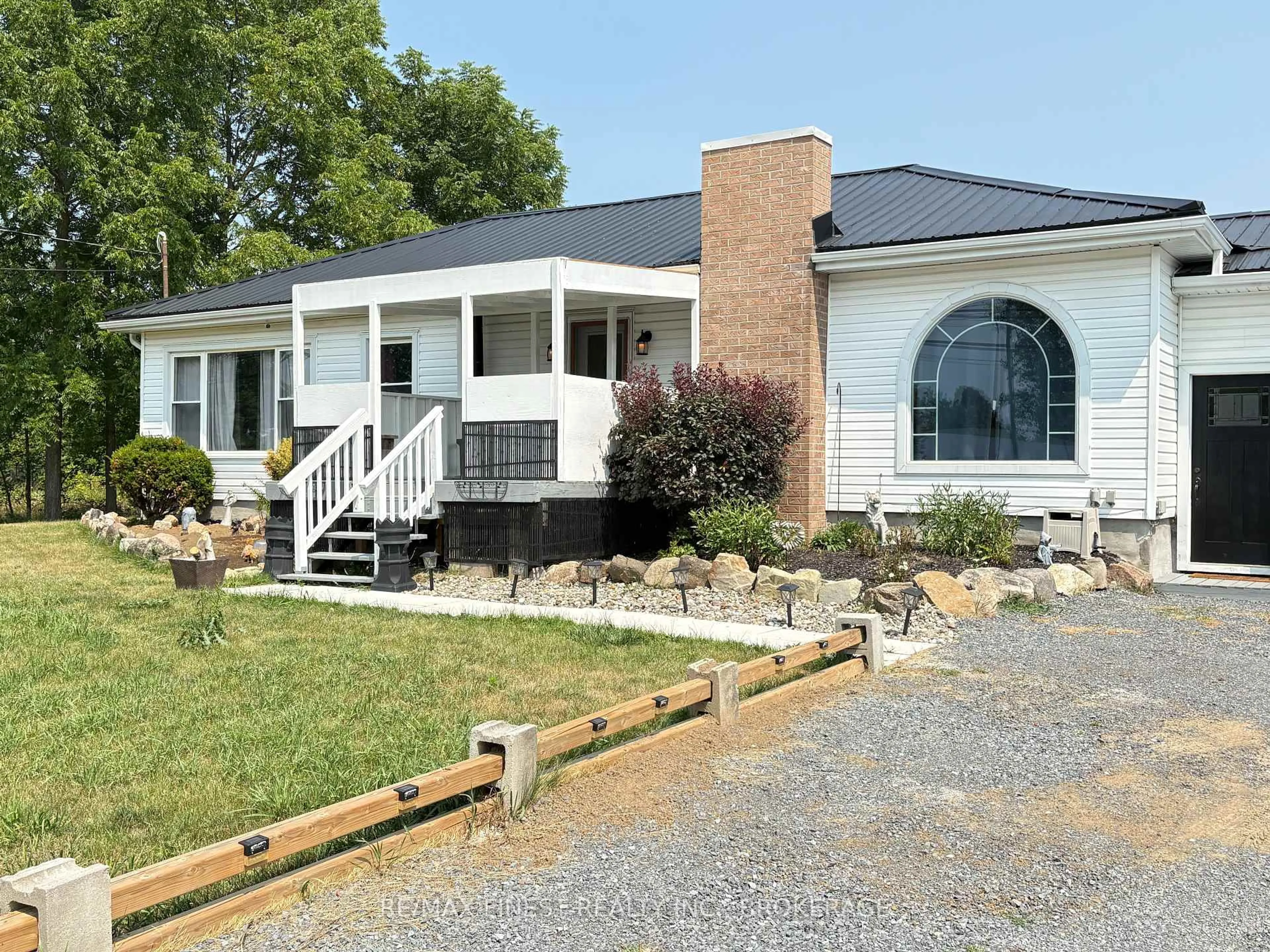 Home with vinyl exterior material, unknown for 5008 Highway 38, Harrowsmith Ontario K0H 1V0