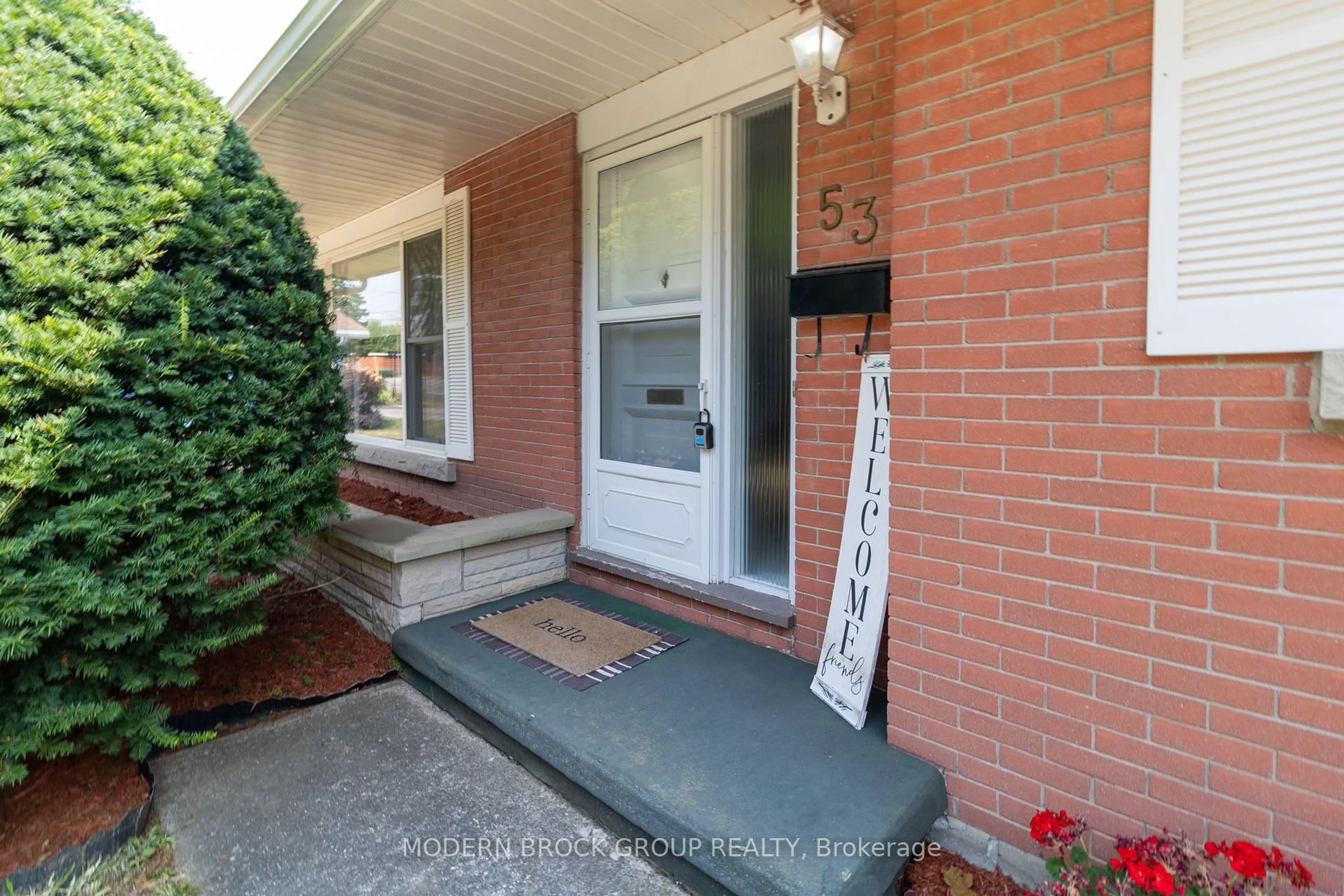 Indoor entryway for 53 Crawford St, Brockville Ontario K6V 1S4