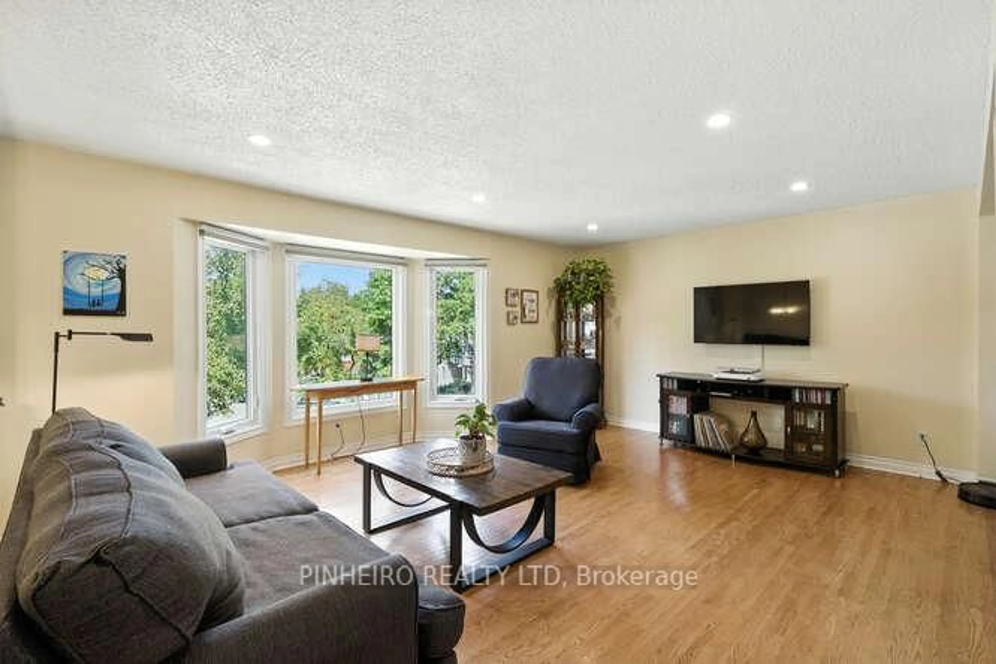 Living room with furniture, wood/laminate floor for 39 Cheviot Pl, London South Ontario N6C 4Z1