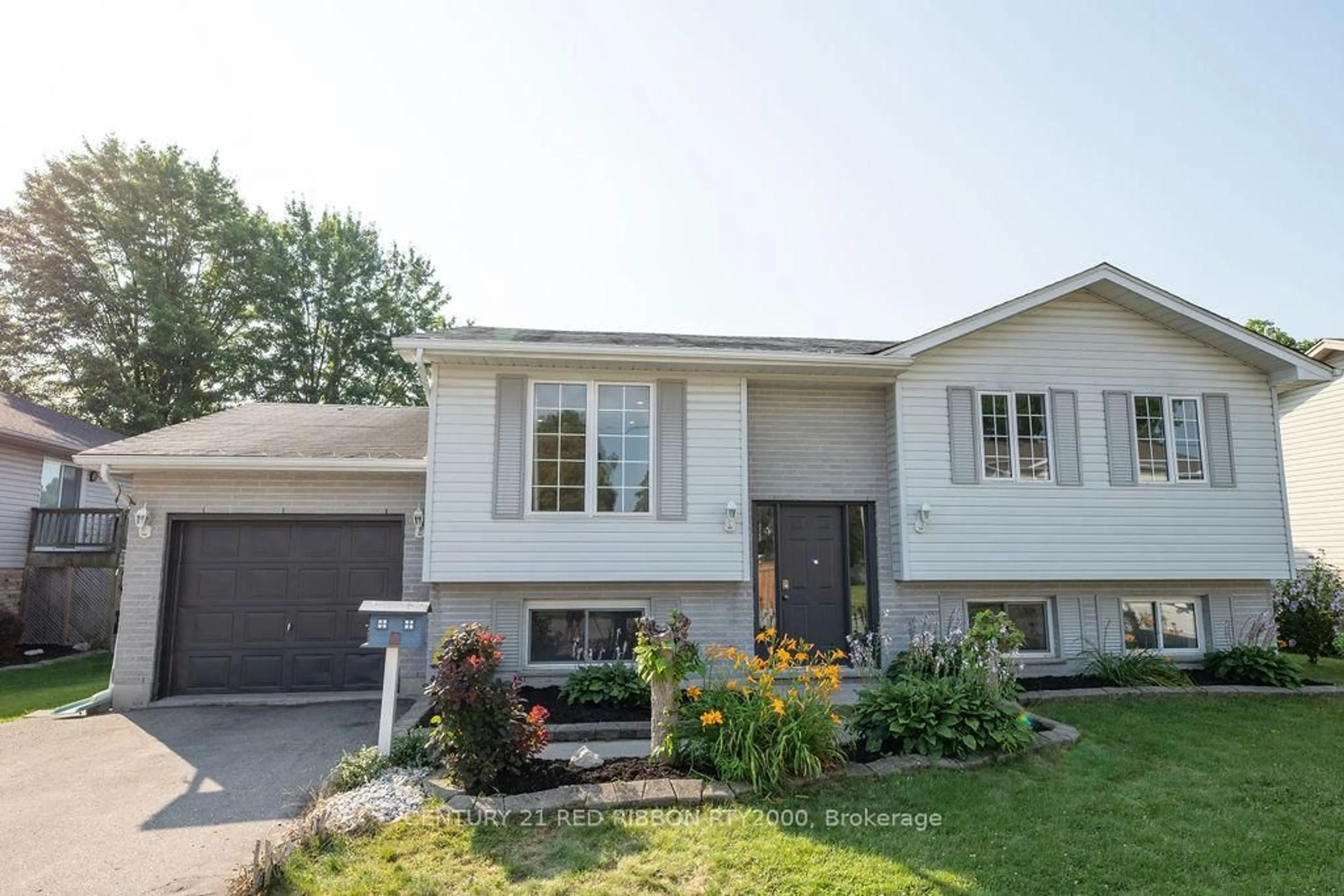 Home with vinyl exterior material, street for 152 Beech St, Strathroy-Caradoc Ontario N7G 1K8