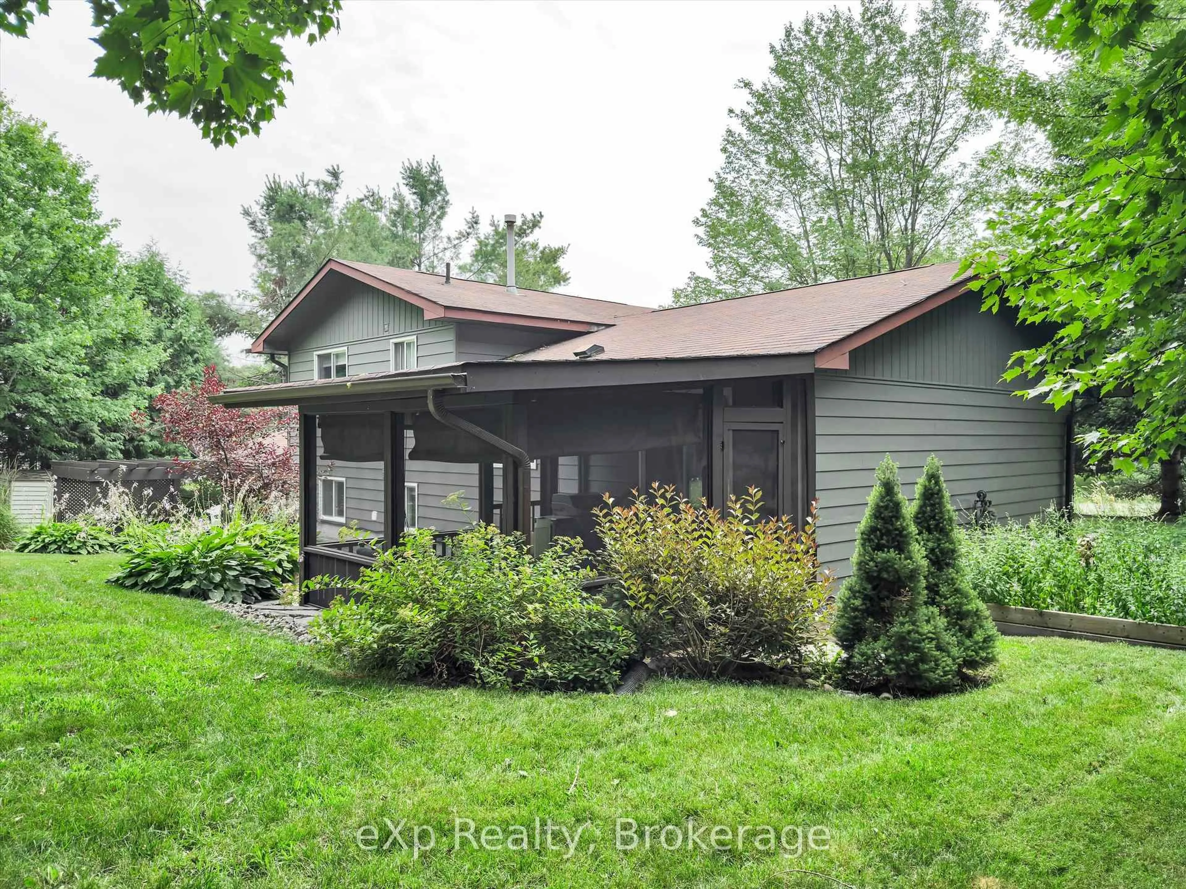 Home with vinyl exterior material, unknown for 104 Meadow Heights Dr, Bracebridge Ontario P1L 1A4