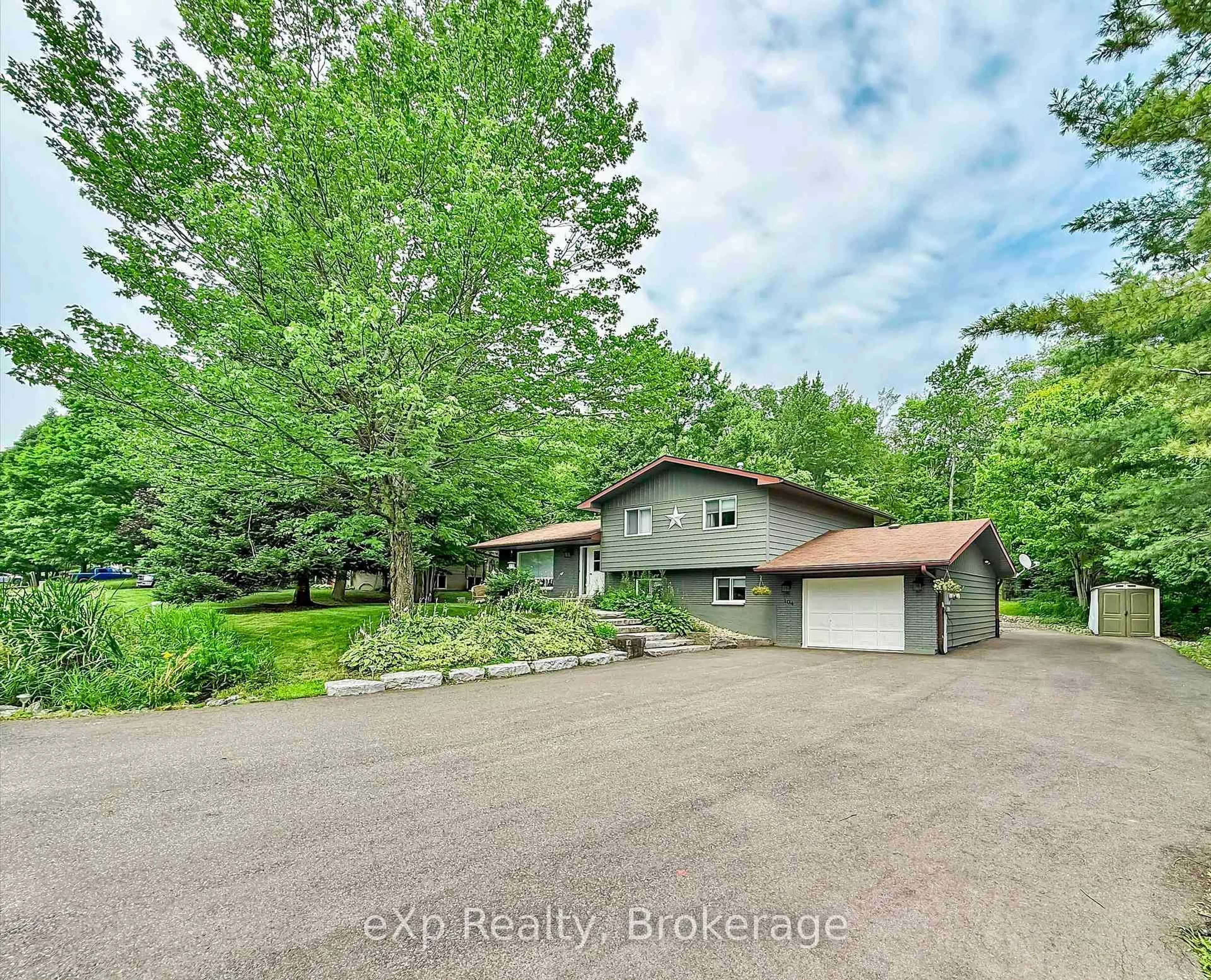 A pic from outside/outdoor area/front of a property/back of a property/a pic from drone, unknown for 104 Meadow Heights Dr, Bracebridge Ontario P1L 1A4