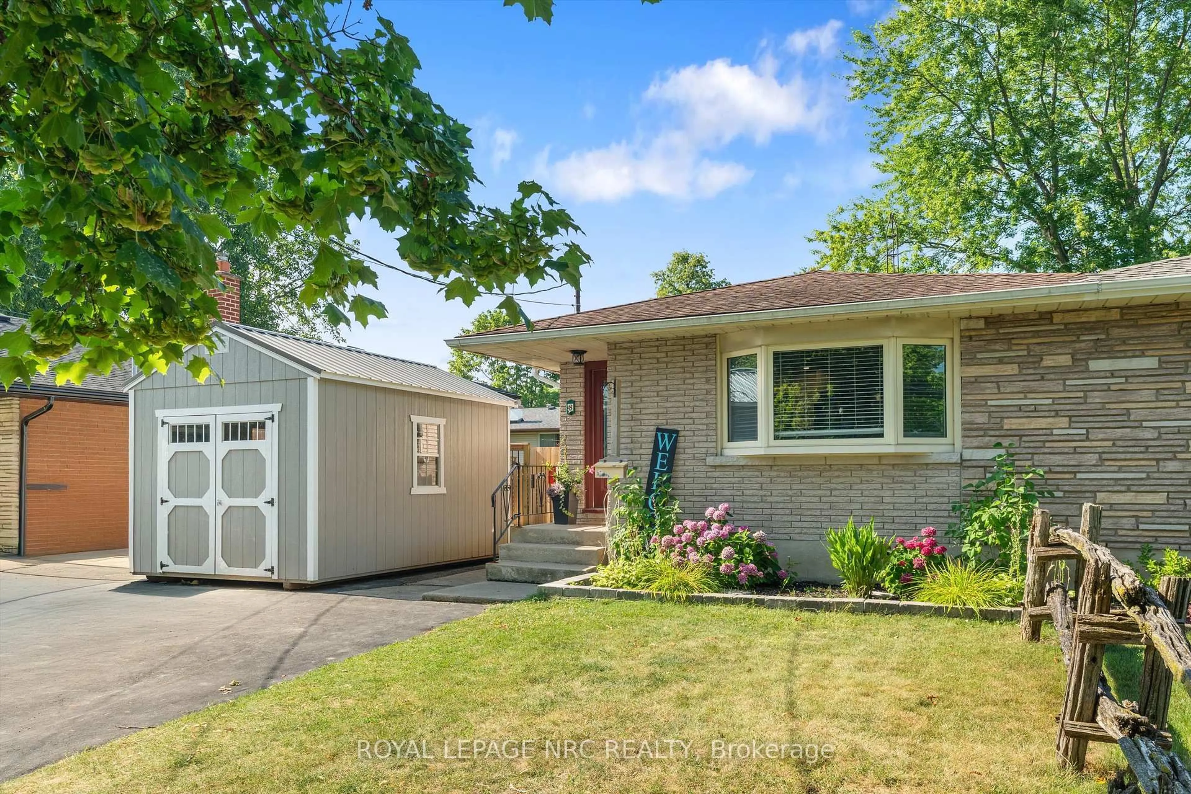 Home with vinyl exterior material, street for 8 lakehurst Dr, St. Catharines Ontario L2N 4C2