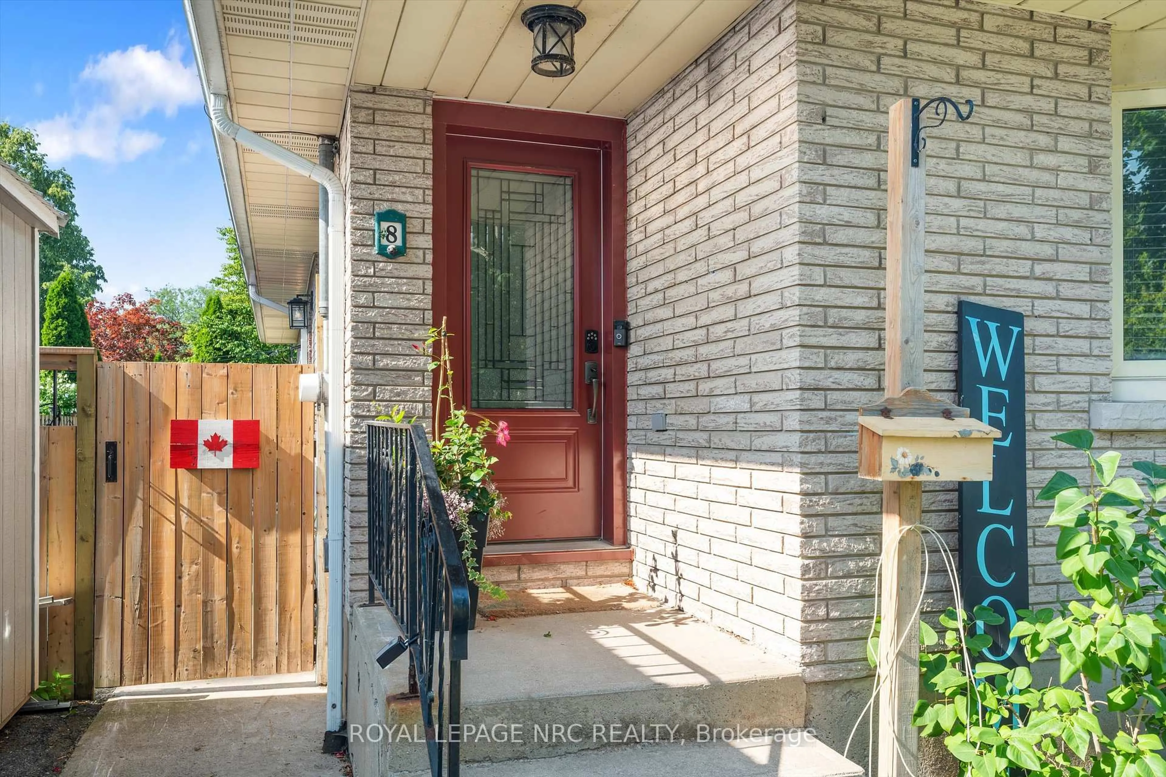 Indoor entryway for 8 lakehurst Dr, St. Catharines Ontario L2N 4C2
