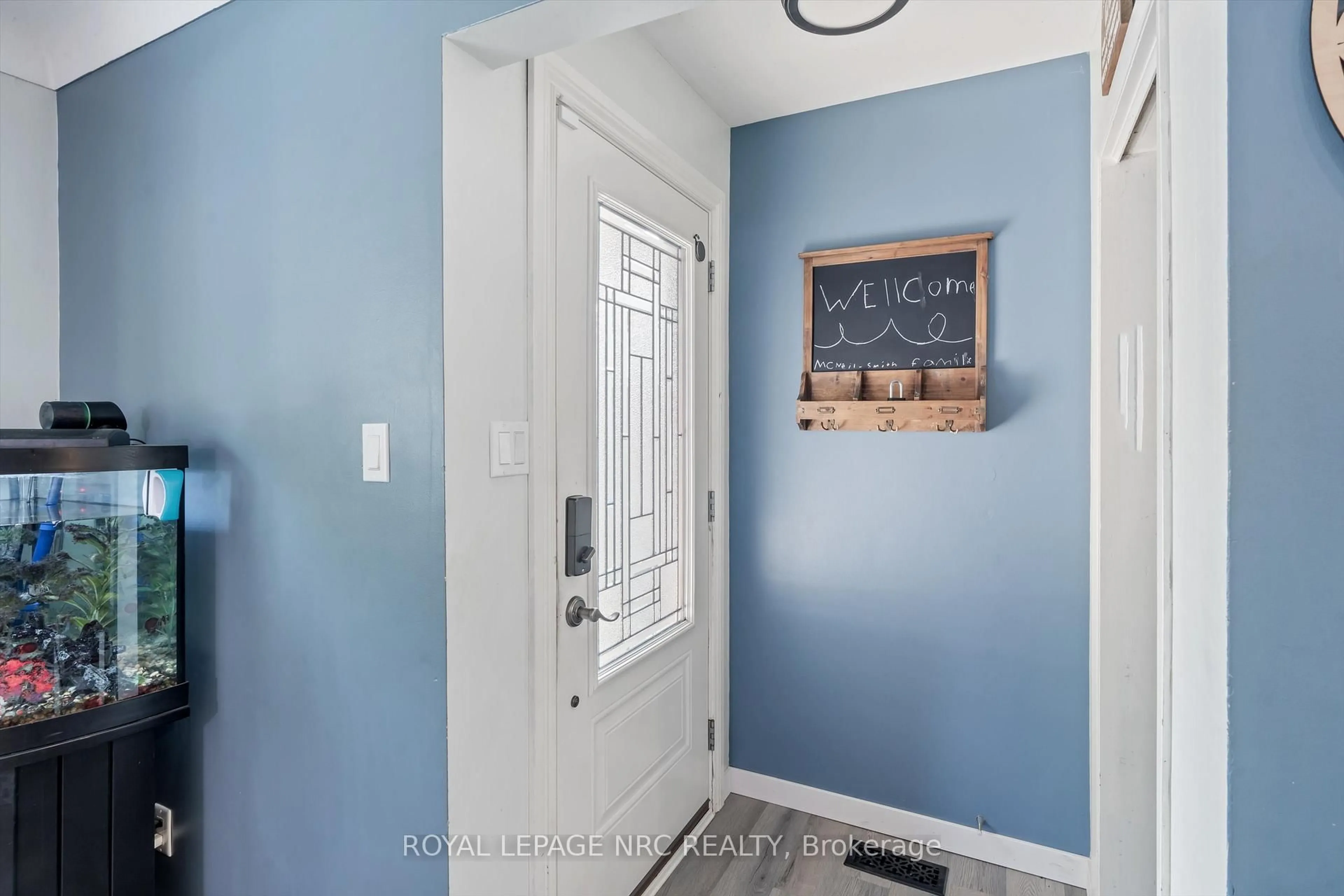 Indoor entryway for 8 lakehurst Dr, St. Catharines Ontario L2N 4C2