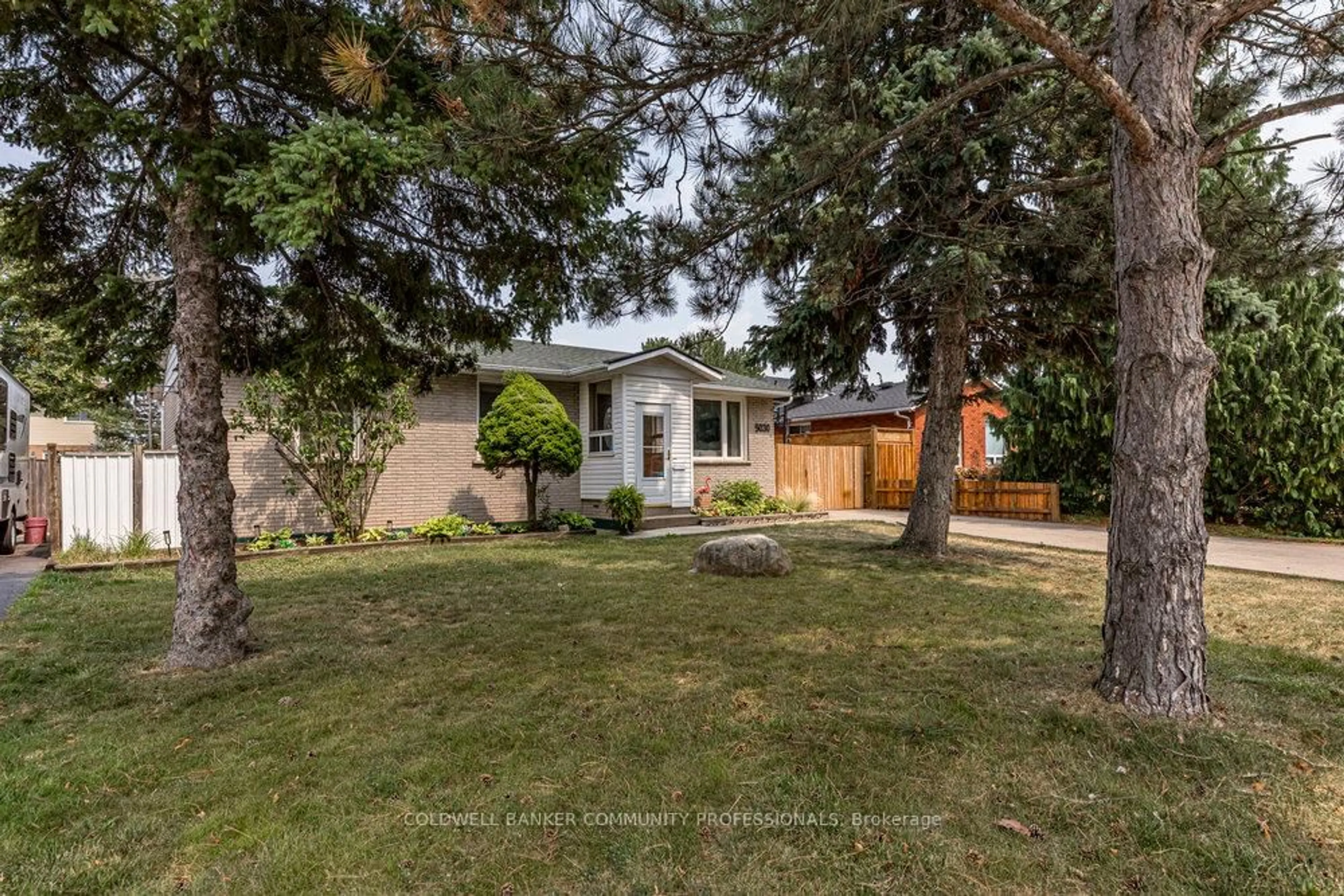 A pic from outside/outdoor area/front of a property/back of a property/a pic from drone, street for 5030 Hartwood Ave, Lincoln Ontario L0R 1B5