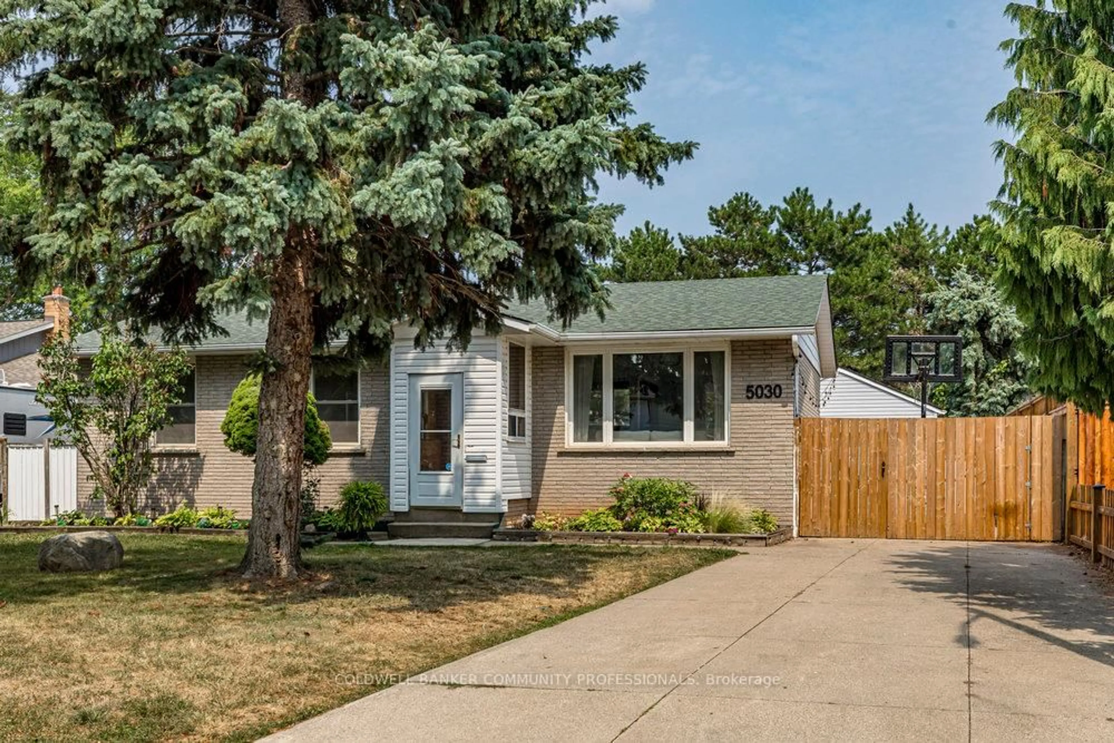 Home with vinyl exterior material, street for 5030 Hartwood Ave, Lincoln Ontario L0R 1B5