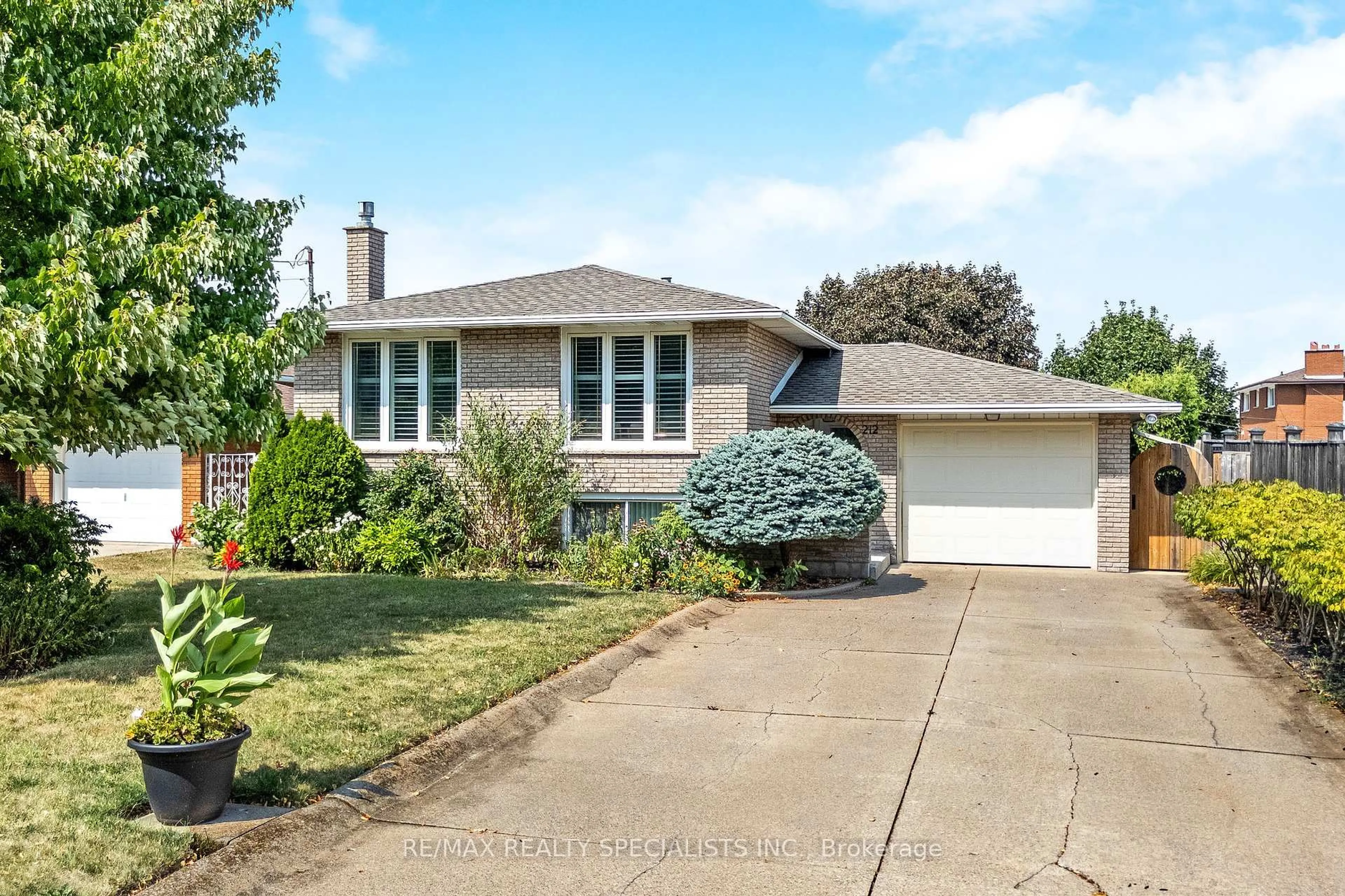 Home with vinyl exterior material, street for 212 Memorial Ave, Hamilton Ontario L8G 3B1