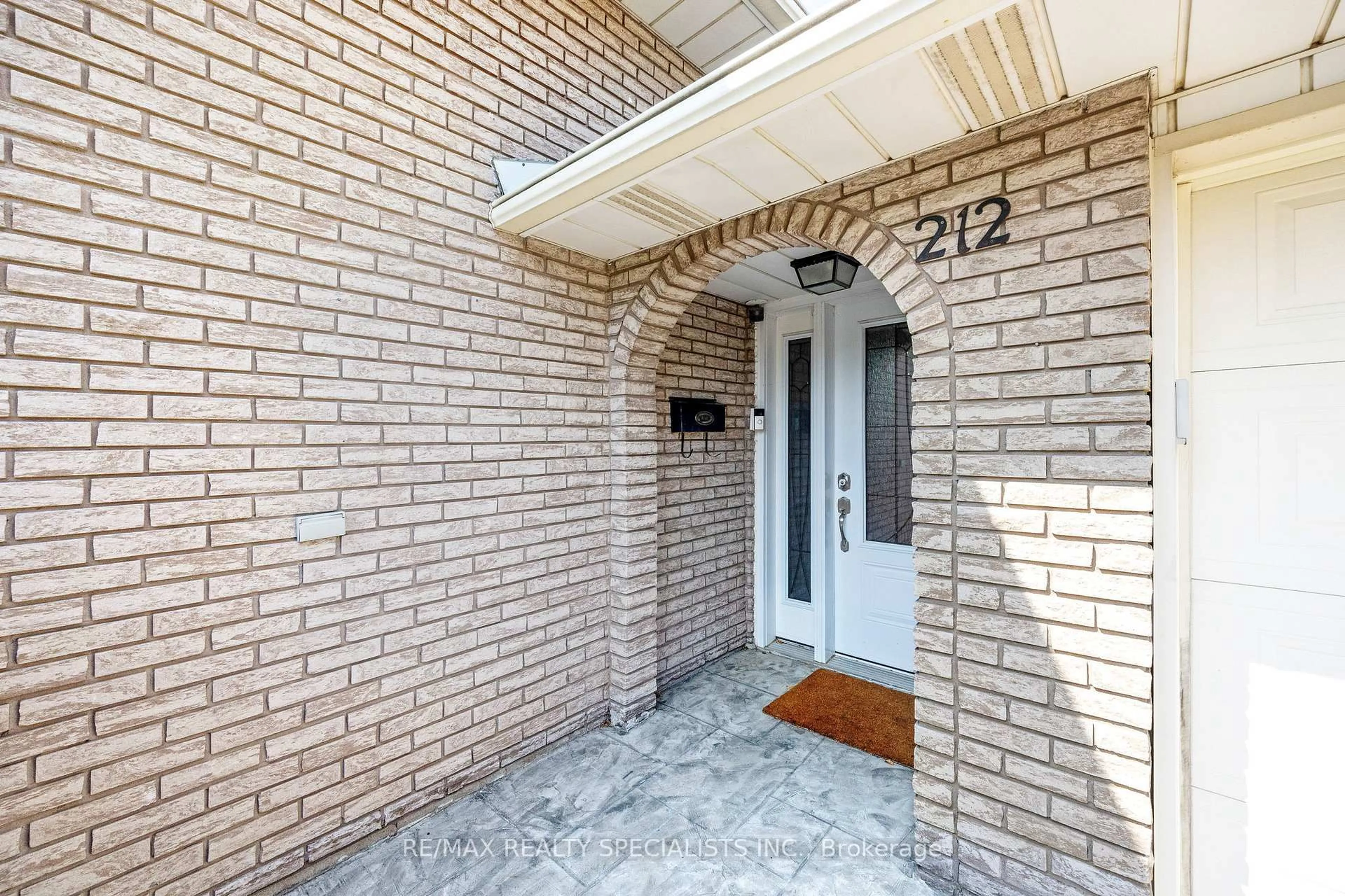 Unknown for 212 Memorial Ave, Hamilton Ontario L8G 3B1