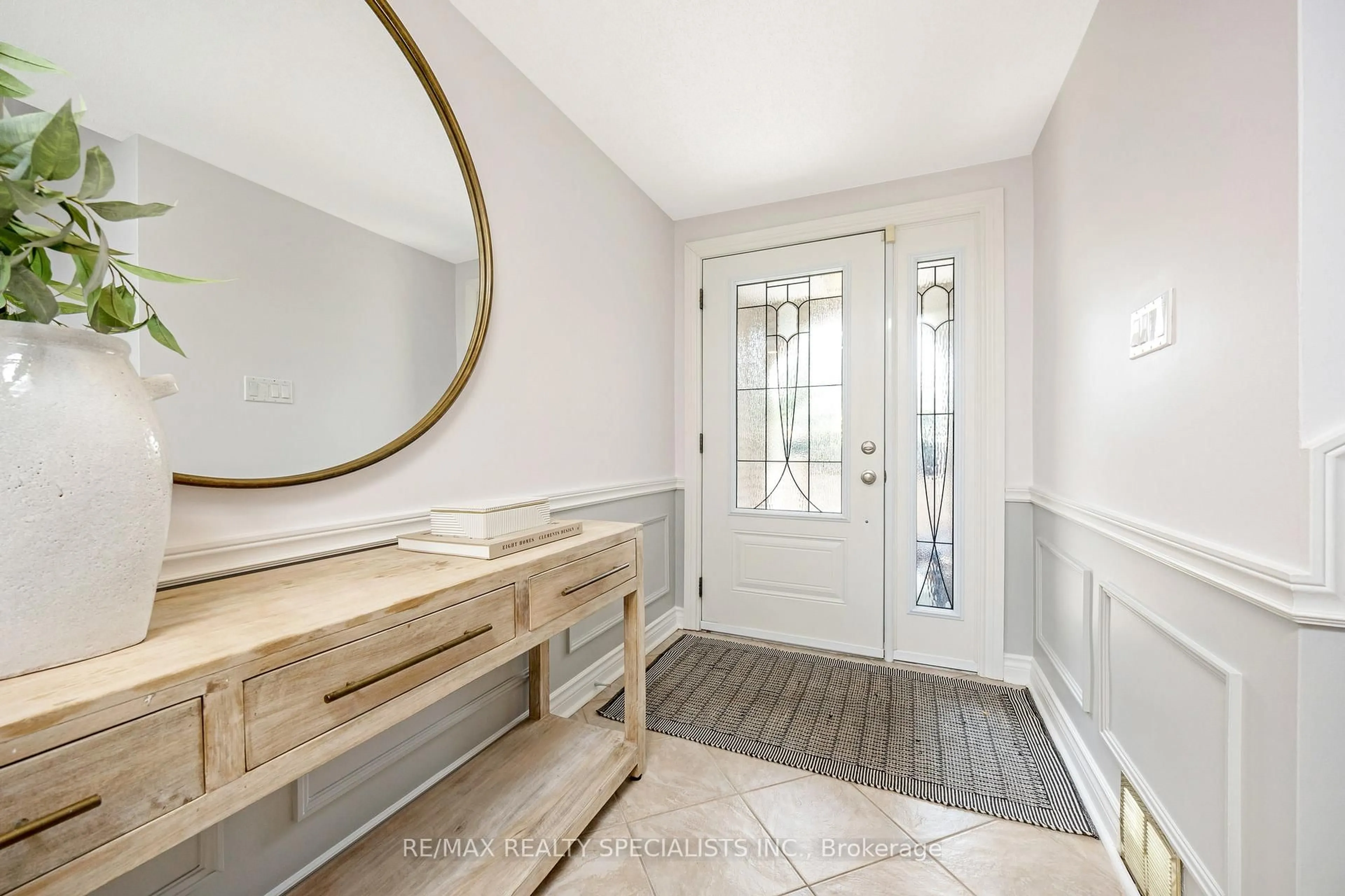 Indoor entryway for 212 Memorial Ave, Hamilton Ontario L8G 3B1