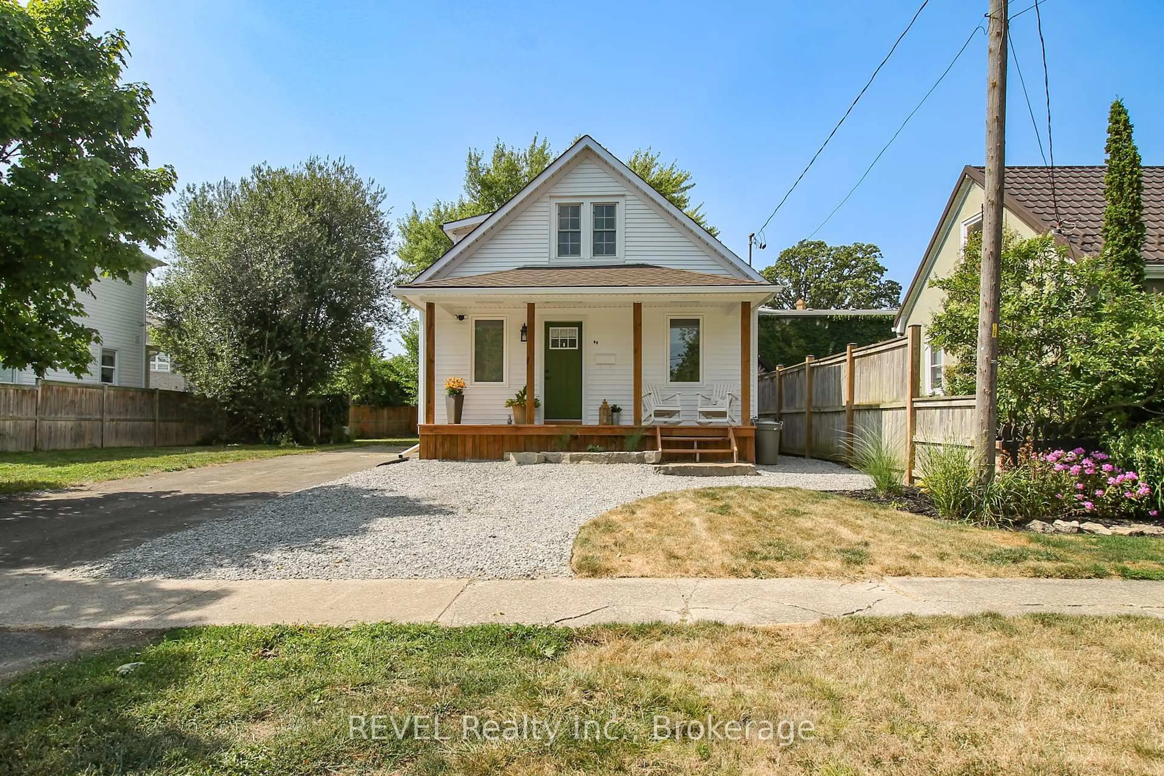 A pic from outside/outdoor area/front of a property/back of a property/a pic from drone, street for 44 St George St, Welland Ontario L3C 5N2