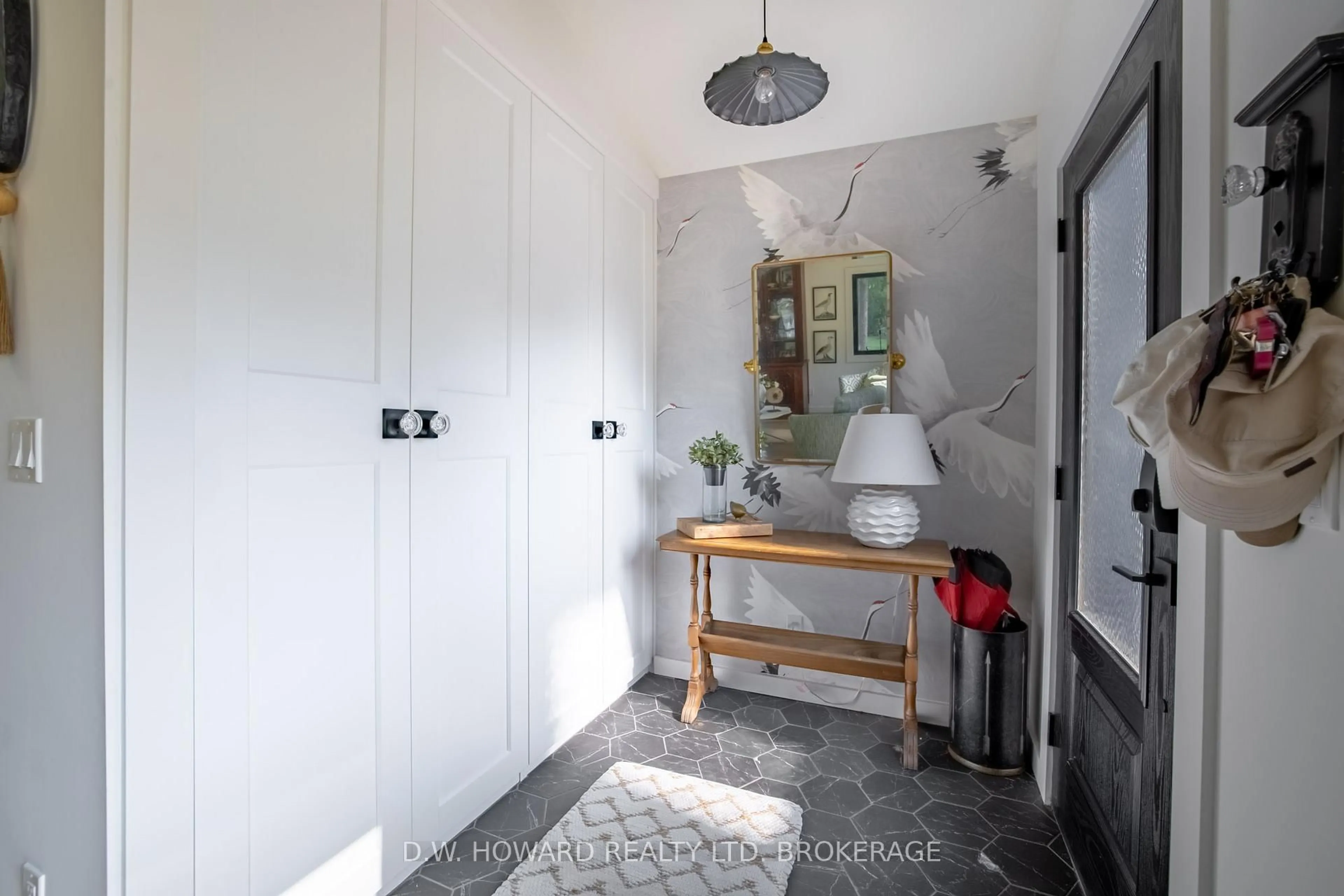 Indoor entryway for 273 Prospect Pt, Fort Erie Ontario L0S 1N0