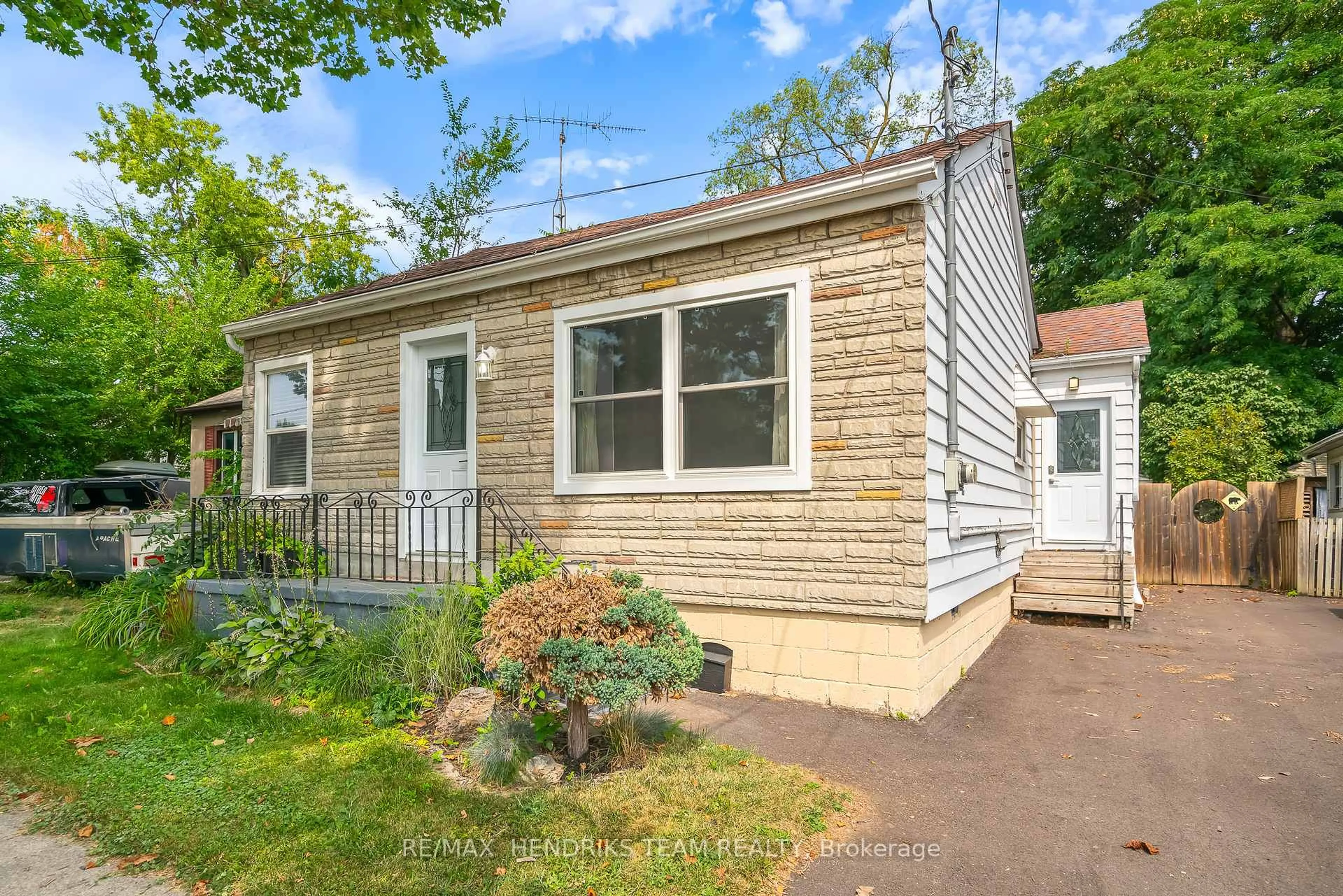 Home with vinyl exterior material, street for 7 Elmwood Ave, St. Catharines Ontario L2R 2T5