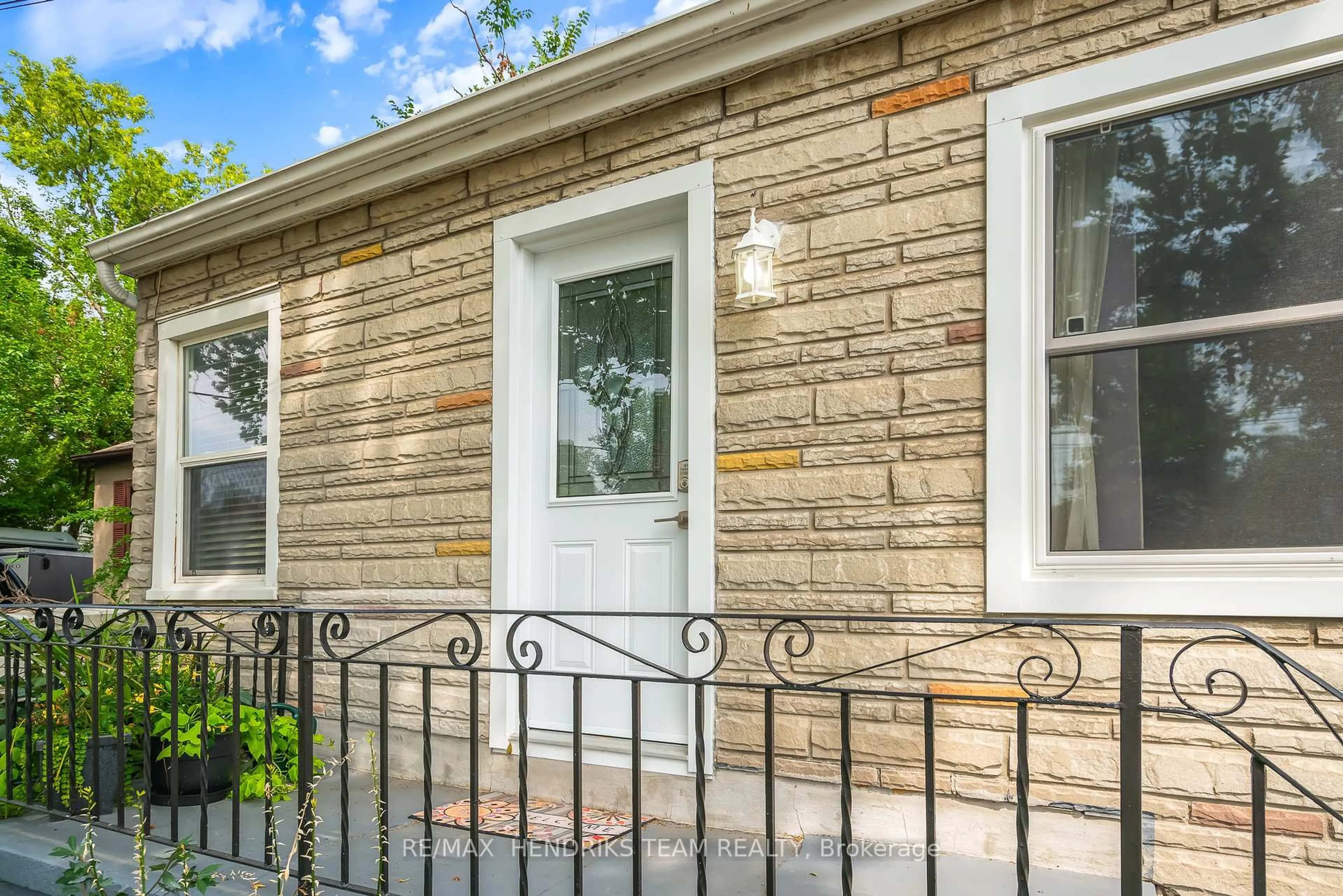 Unknown for 7 Elmwood Ave, St. Catharines Ontario L2R 2T5