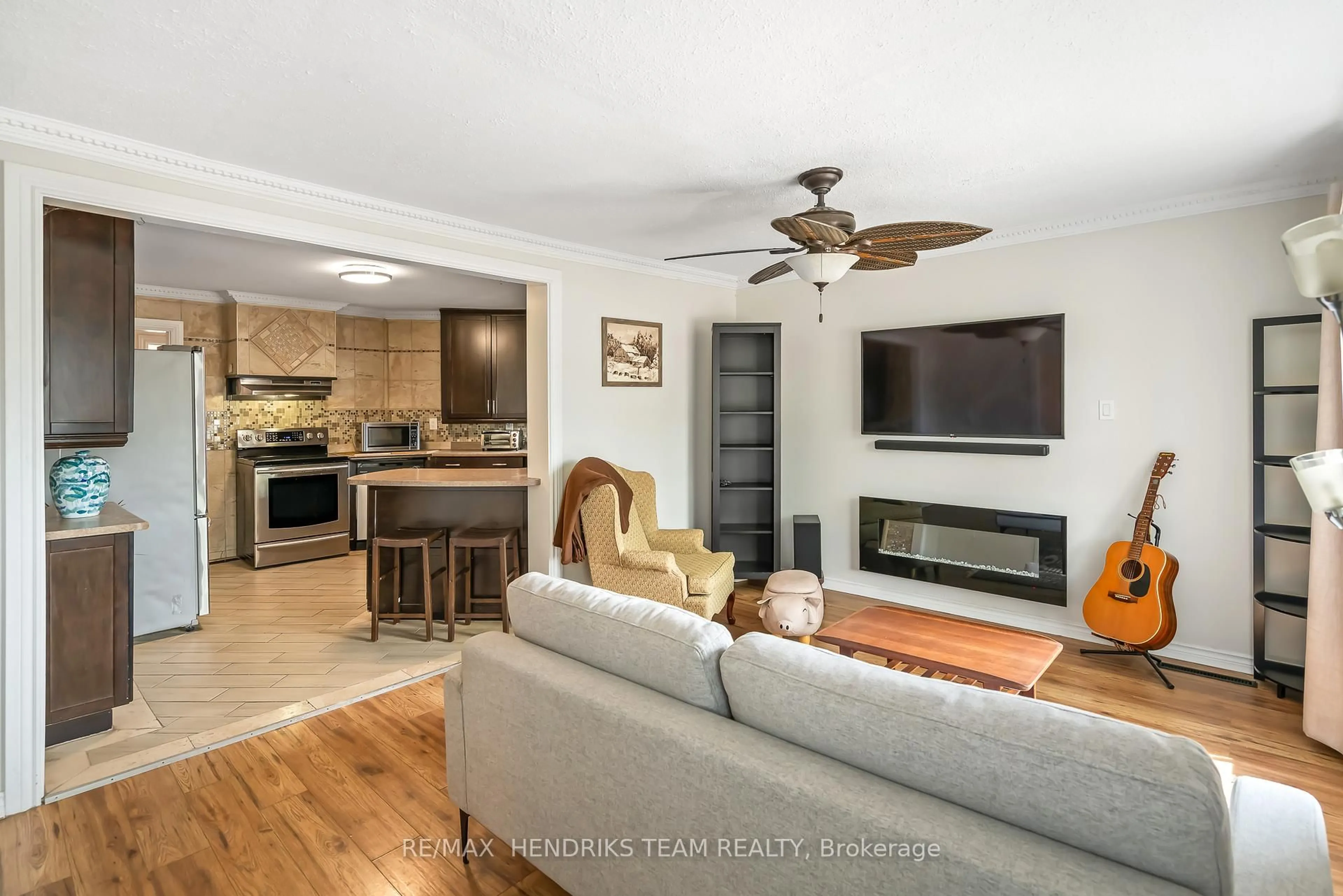 Living room with furniture, unknown for 7 Elmwood Ave, St. Catharines Ontario L2R 2T5