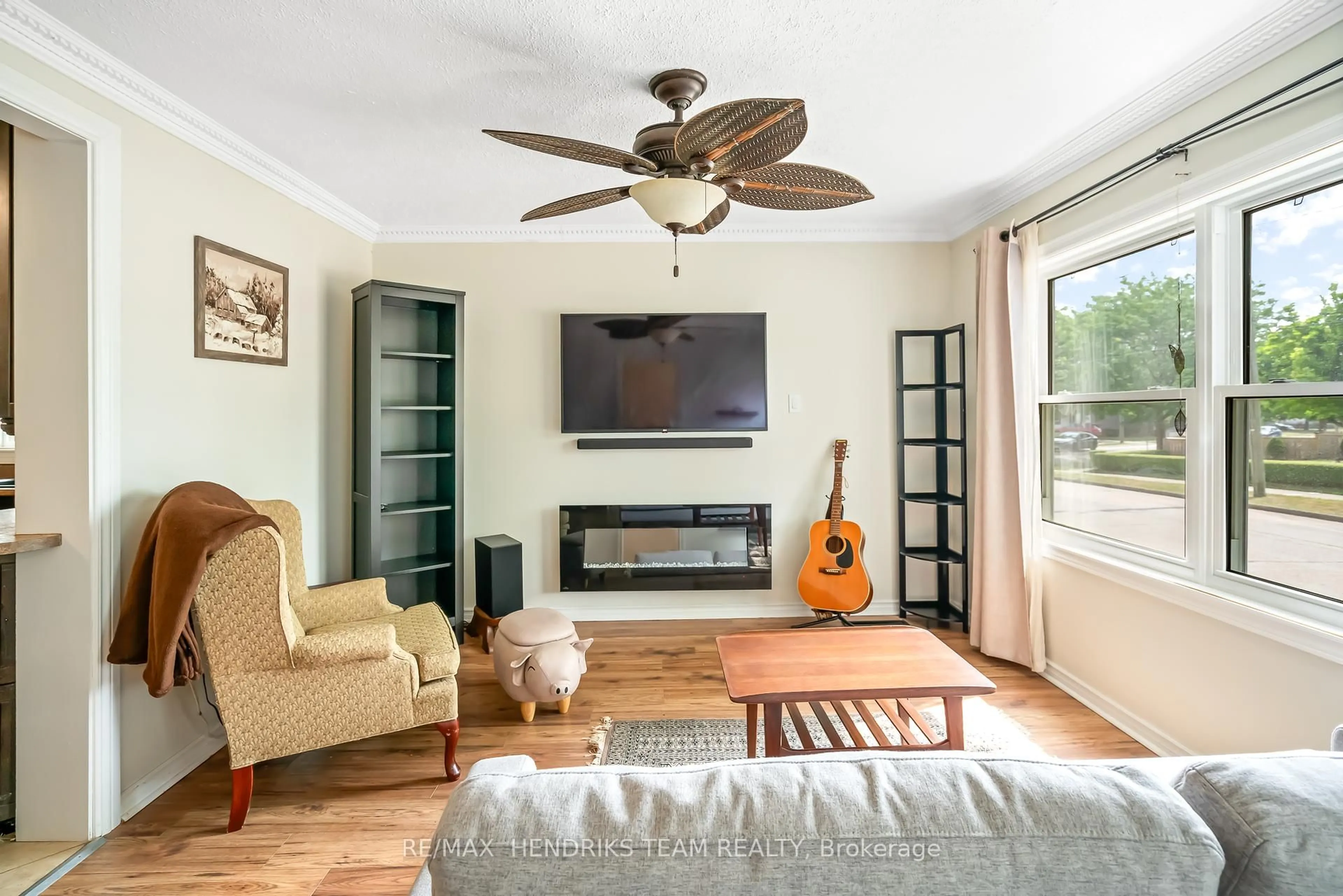 Living room with furniture, unknown for 7 Elmwood Ave, St. Catharines Ontario L2R 2T5
