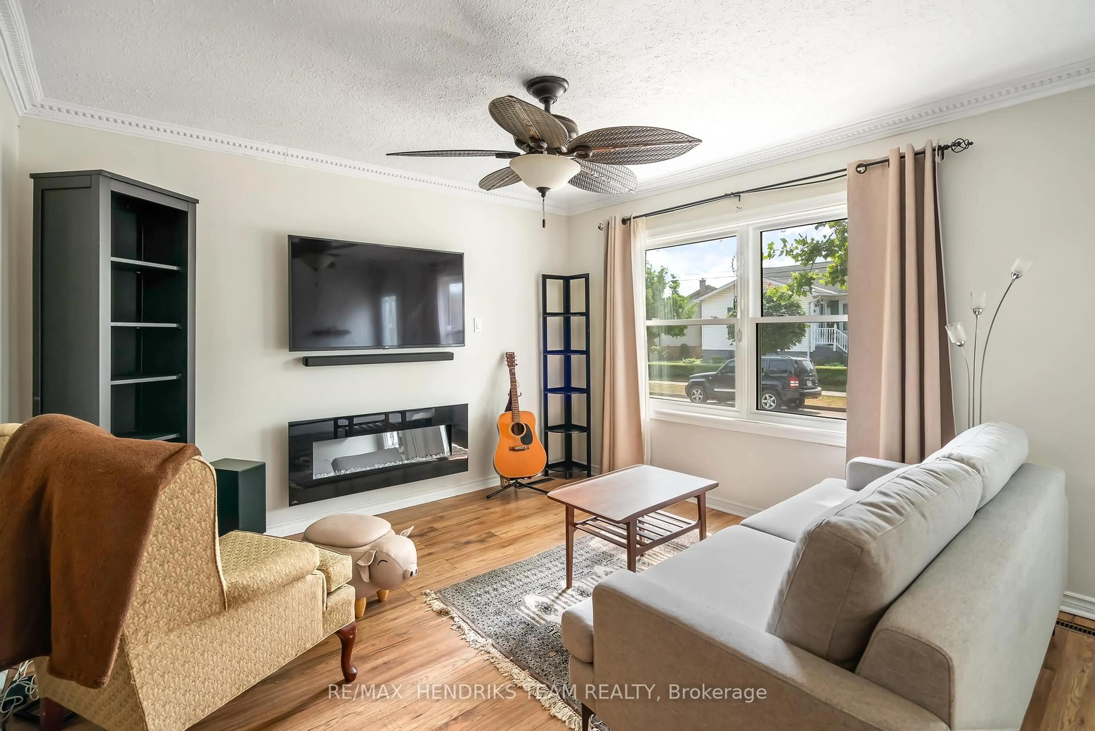 Living room with furniture, unknown for 7 Elmwood Ave, St. Catharines Ontario L2R 2T5