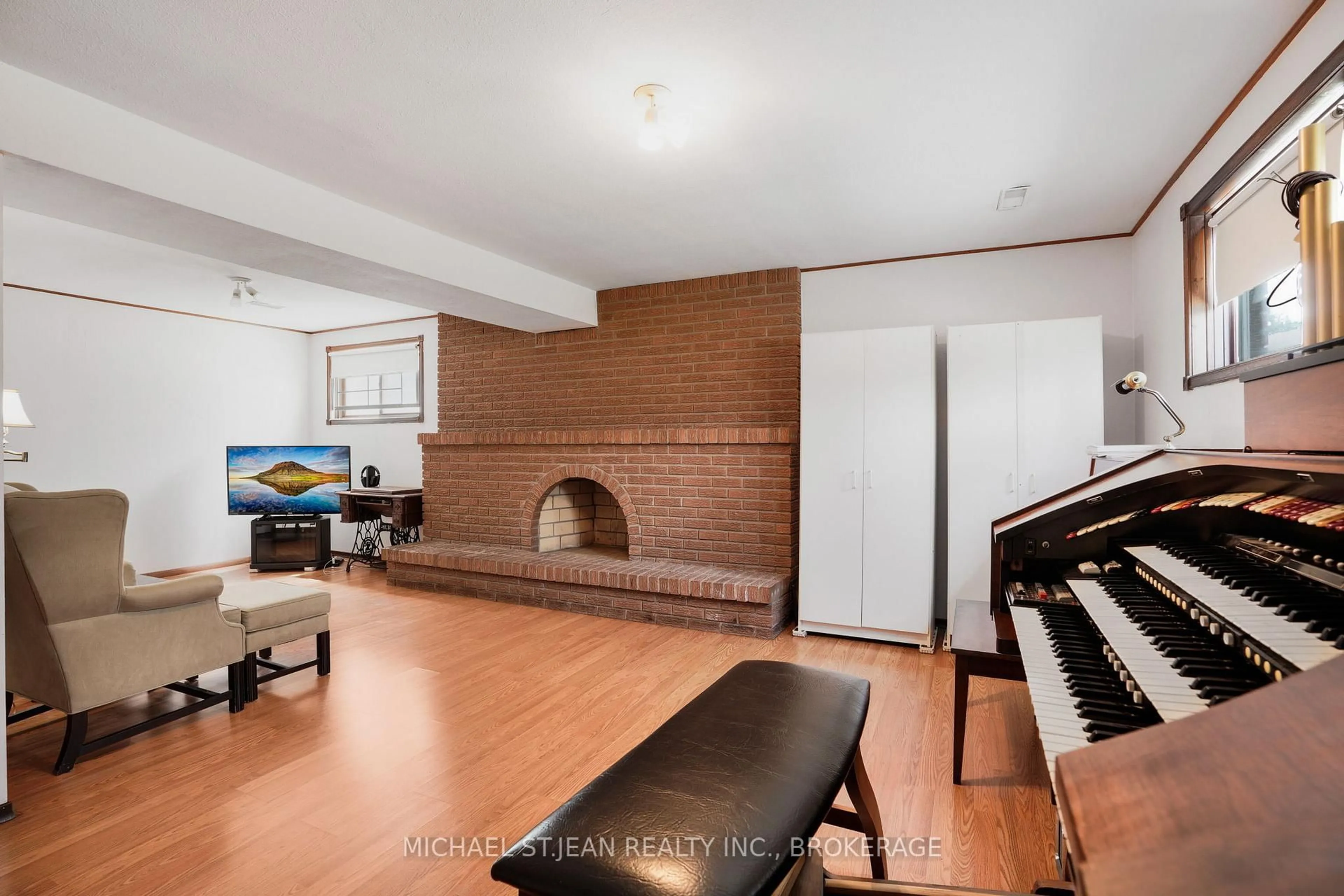 Unknown for 72 Eastbury Dr, Hamilton Ontario L8E 2V5