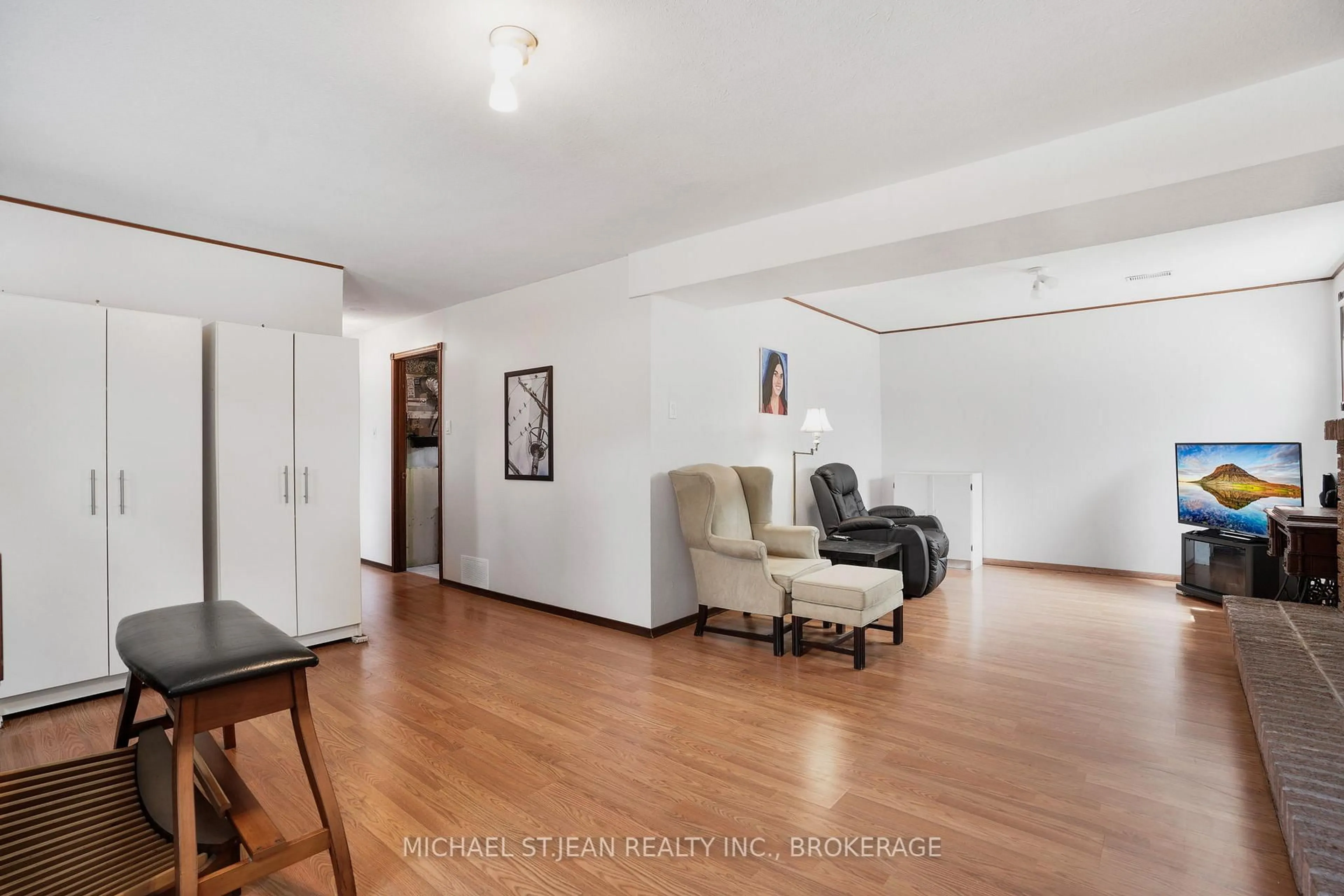Living room with furniture, unknown for 72 Eastbury Dr, Hamilton Ontario L8E 2V5