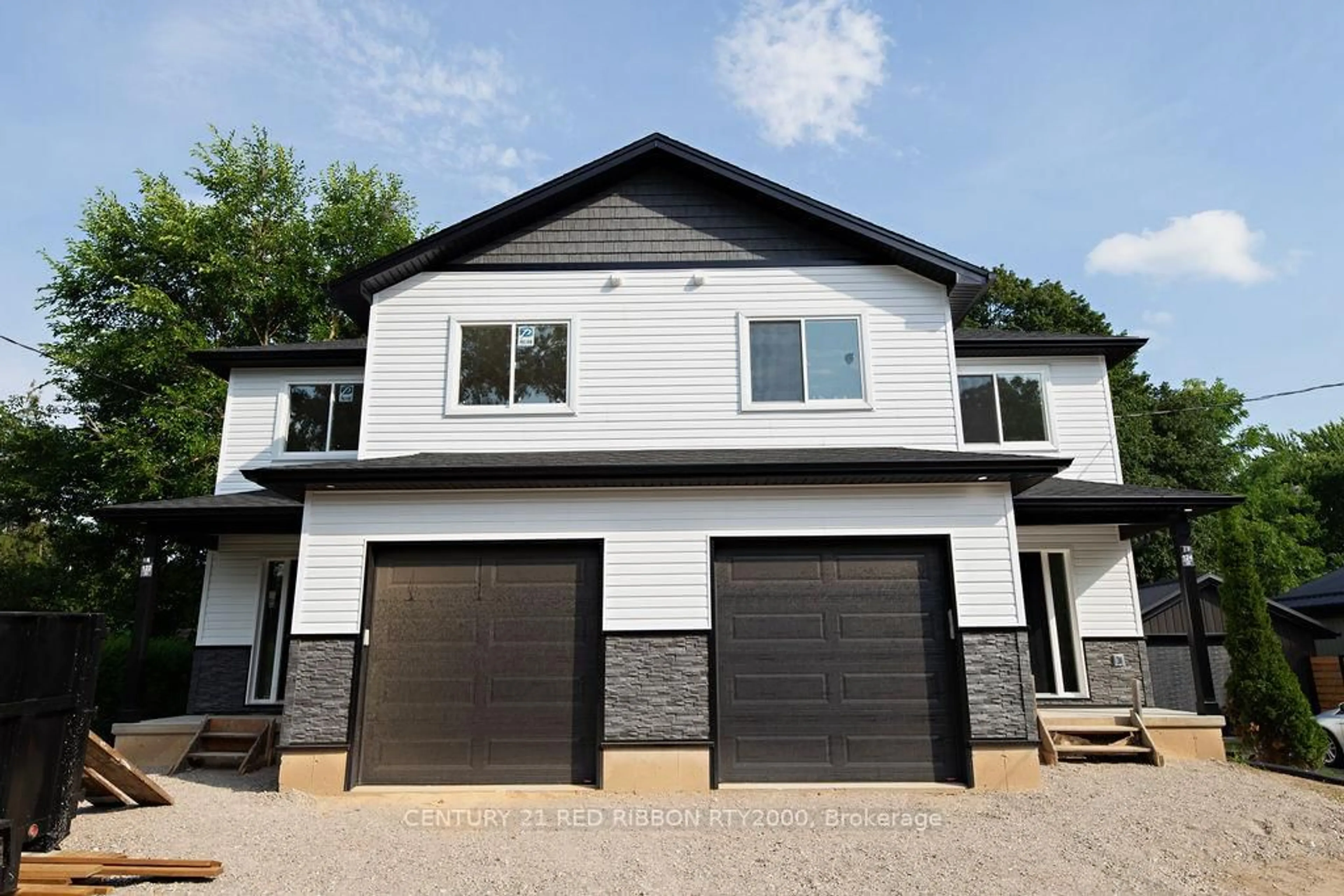 Home with vinyl exterior material, street for 124 Burns St, Strathroy-Caradoc Ontario N7G 1E8