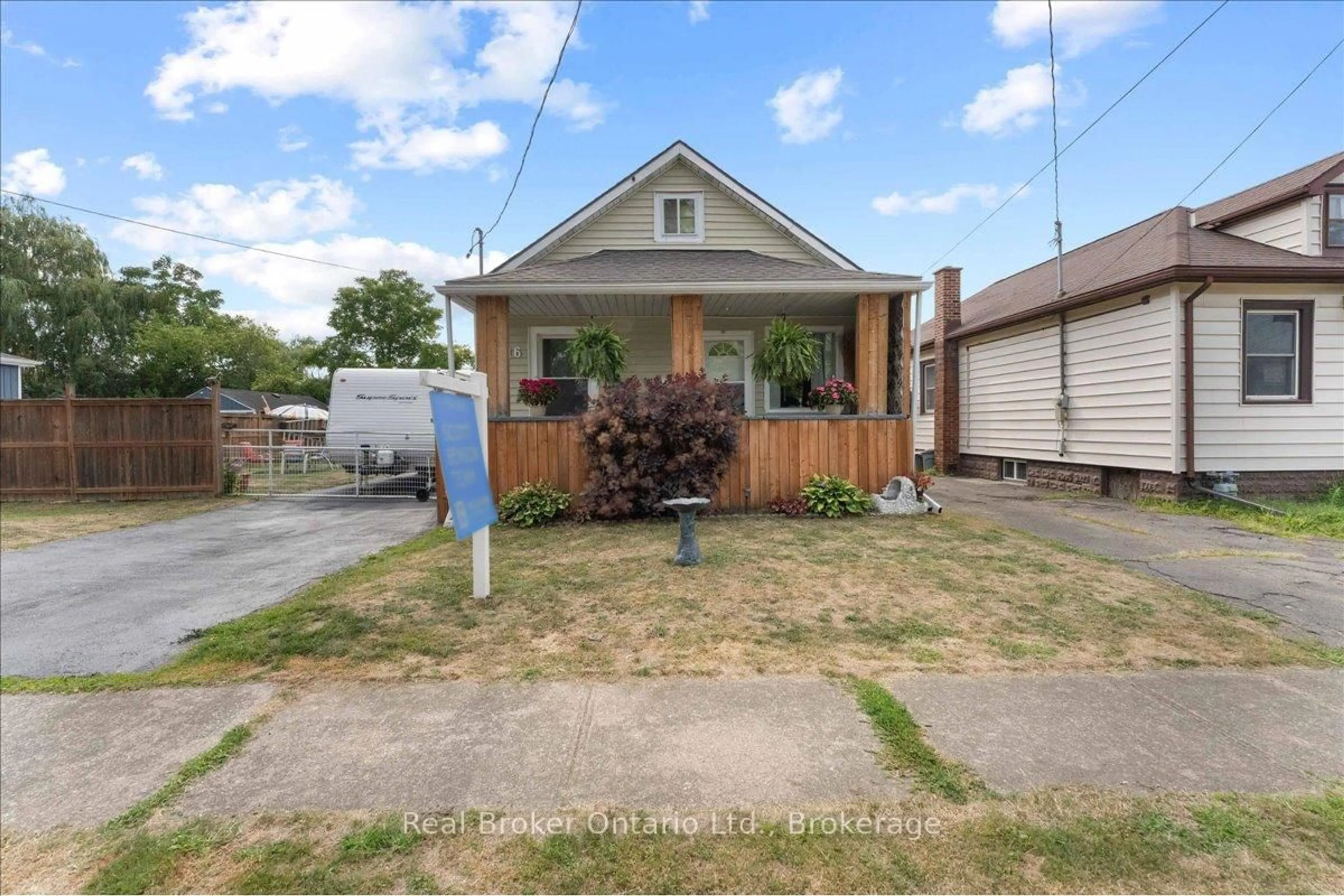 A pic from outside/outdoor area/front of a property/back of a property/a pic from drone, street for 416 Deere St, Welland Ontario L3B 2L8