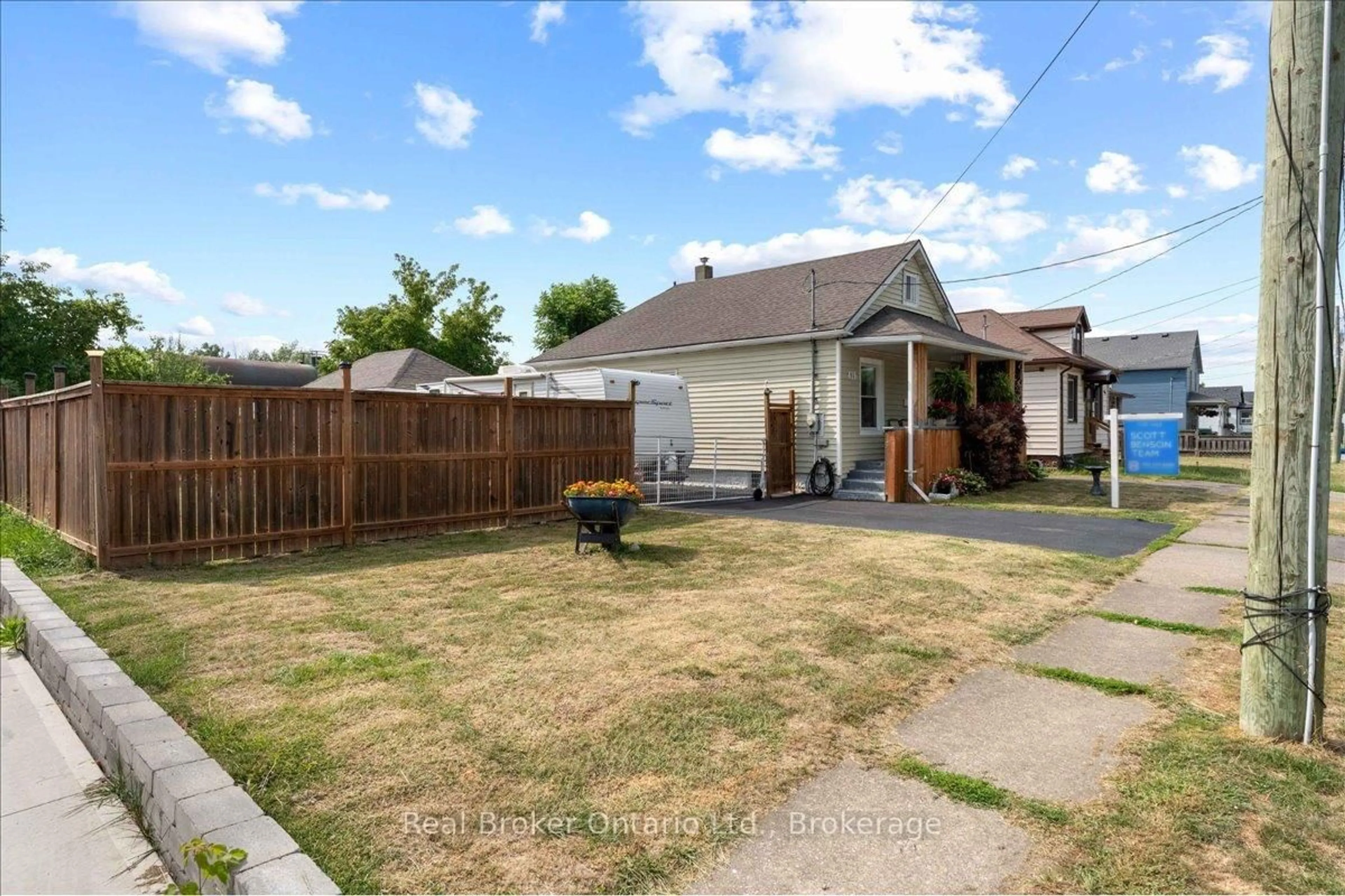 A pic from outside/outdoor area/front of a property/back of a property/a pic from drone, street for 416 Deere St, Welland Ontario L3B 2L8