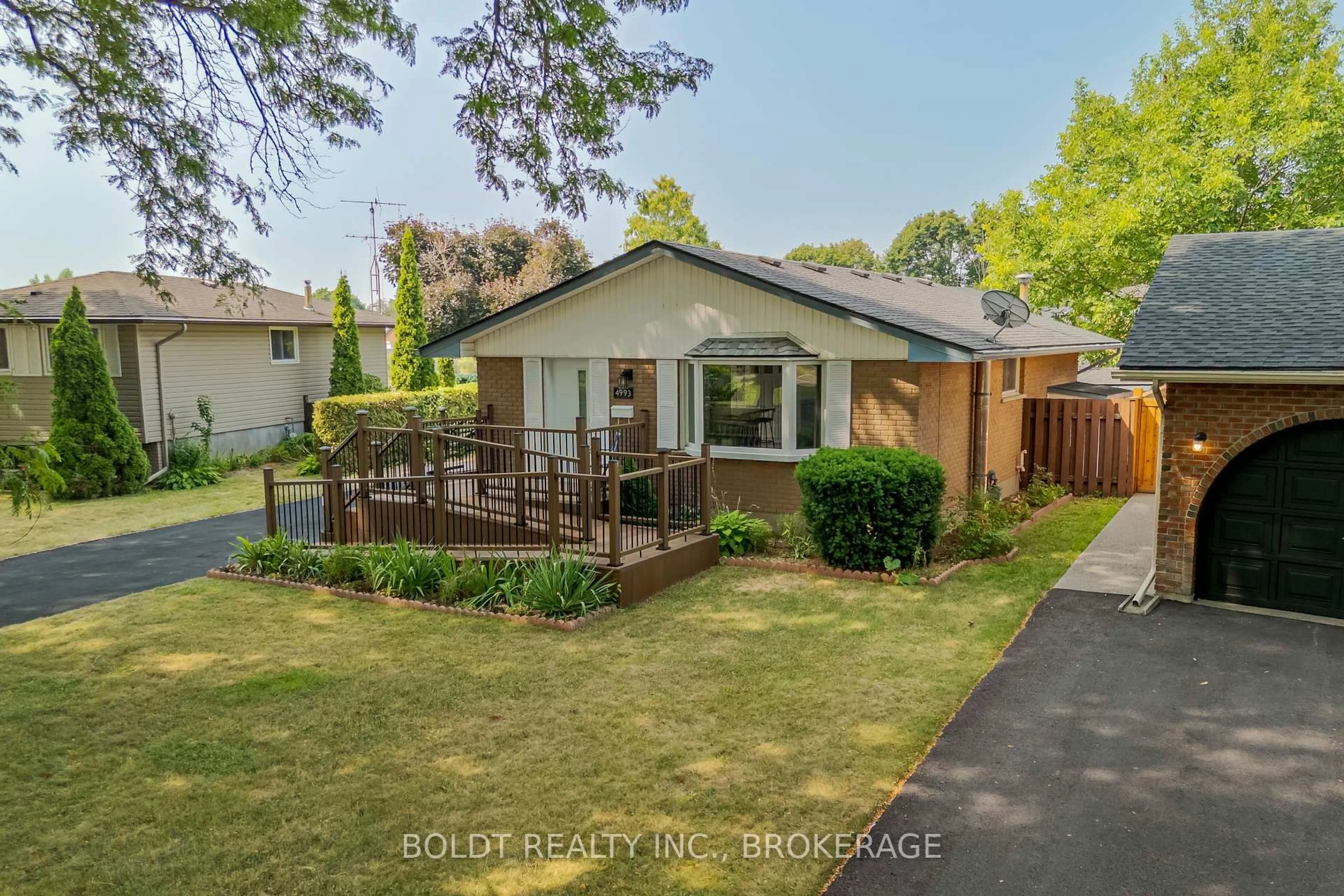 A pic from outside/outdoor area/front of a property/back of a property/a pic from drone, street for 4993 Heather Ave, Niagara Falls Ontario L2E 5J3