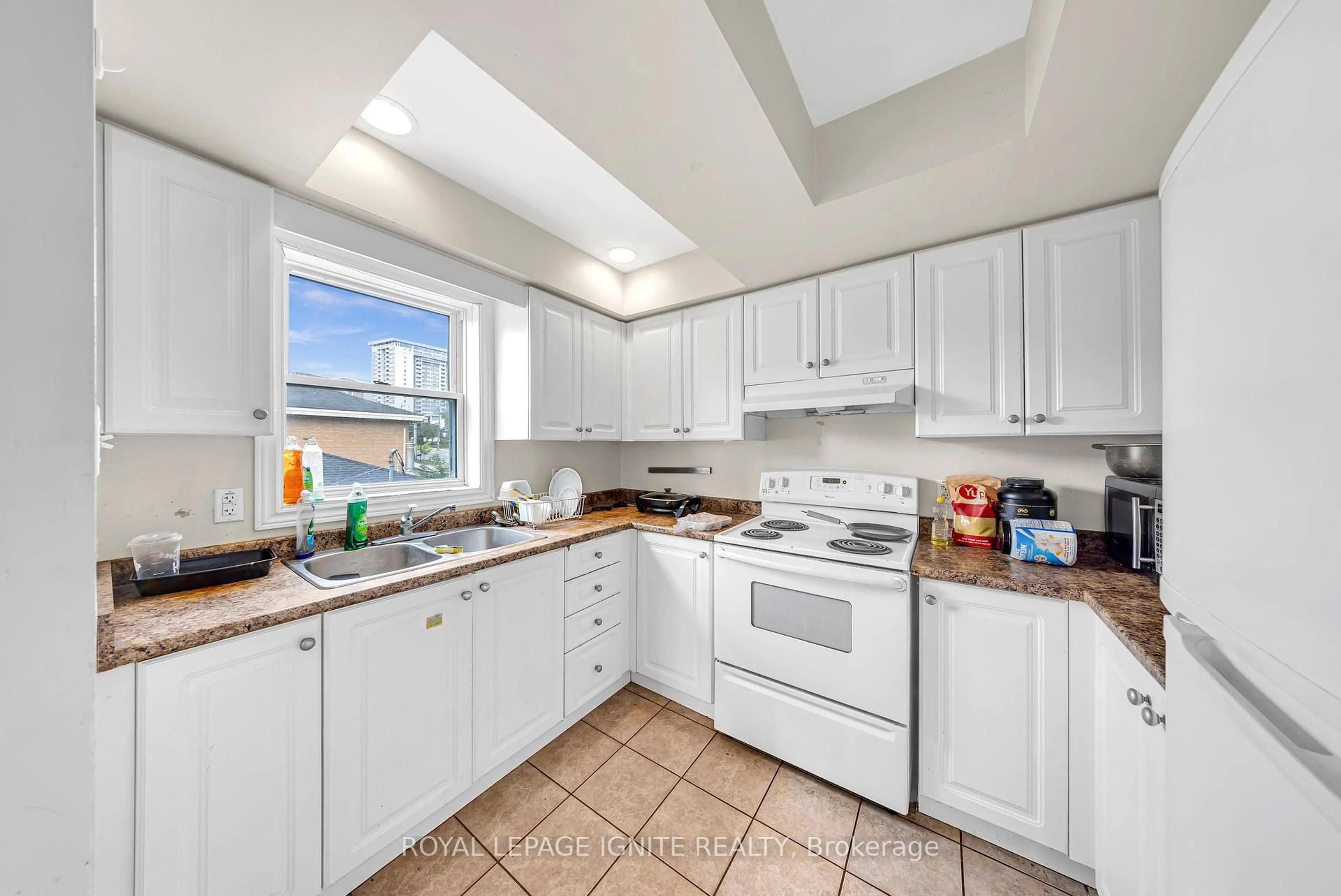 Standard kitchen, ceramic/tile floor for 327 Spruce St, Waterloo Ontario N2L 3M6