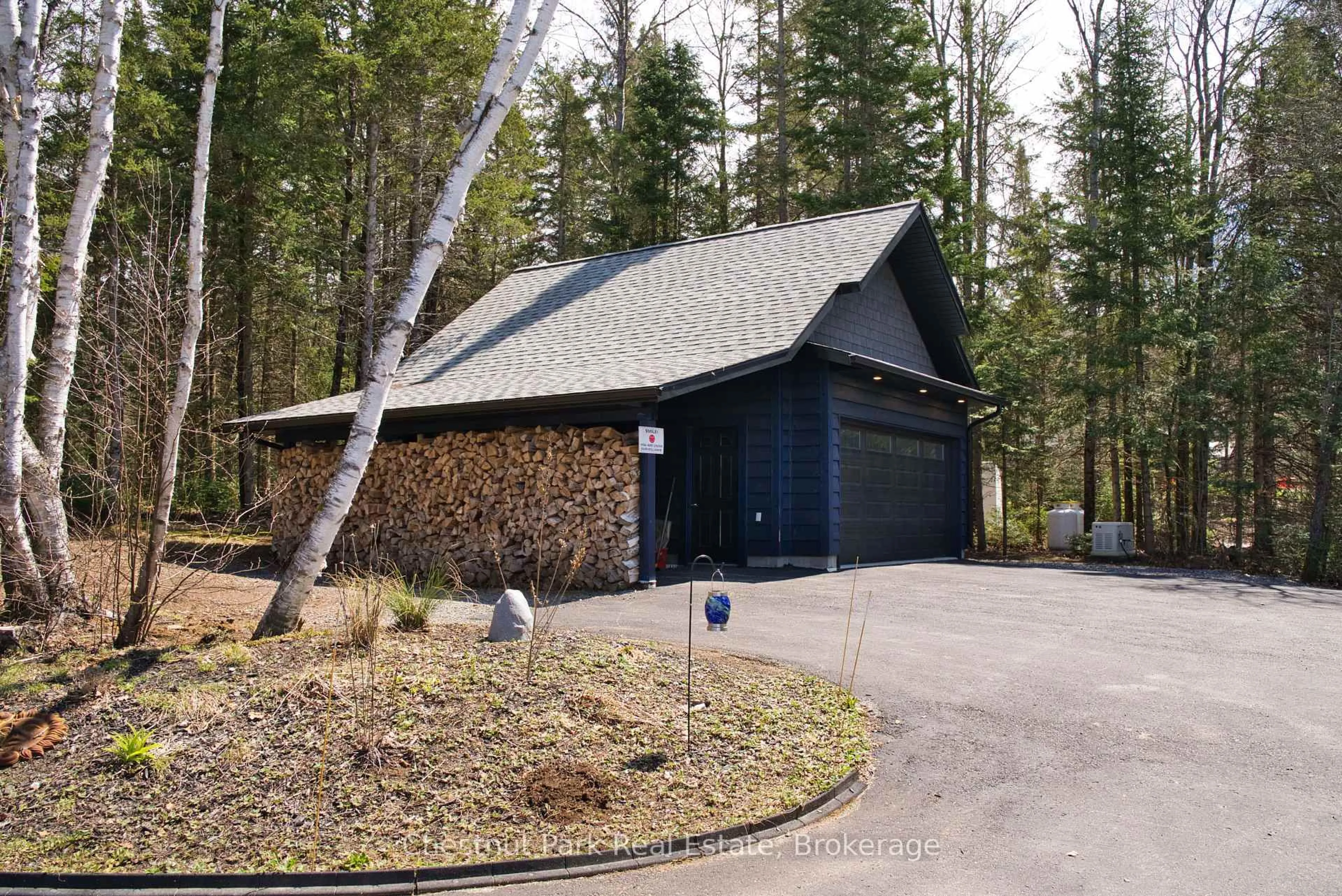 Indoor garage for 86 BOWYER Rd, Huntsville Ontario P1H 2J4