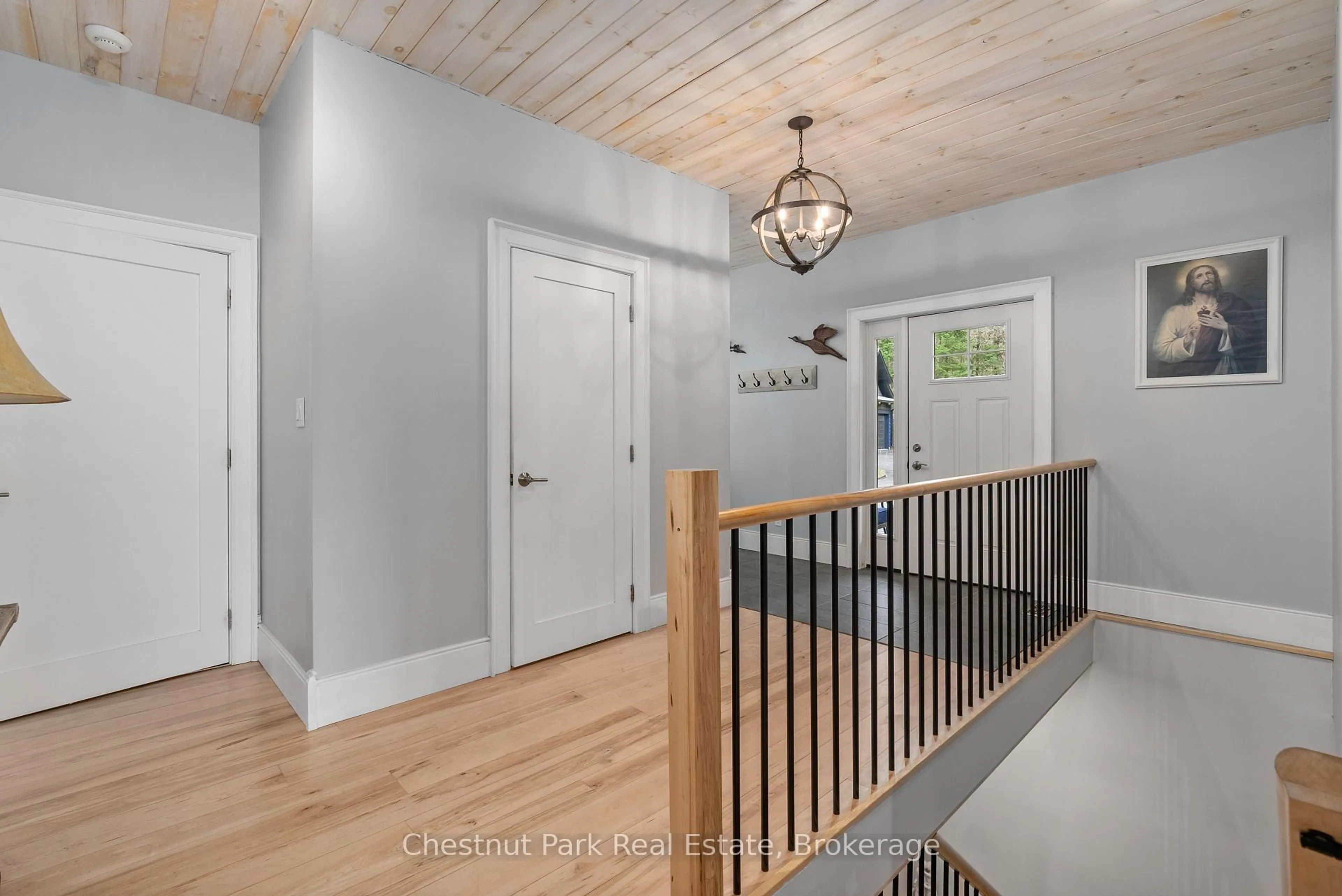 Indoor entryway for 86 BOWYER Rd, Huntsville Ontario P1H 2J4