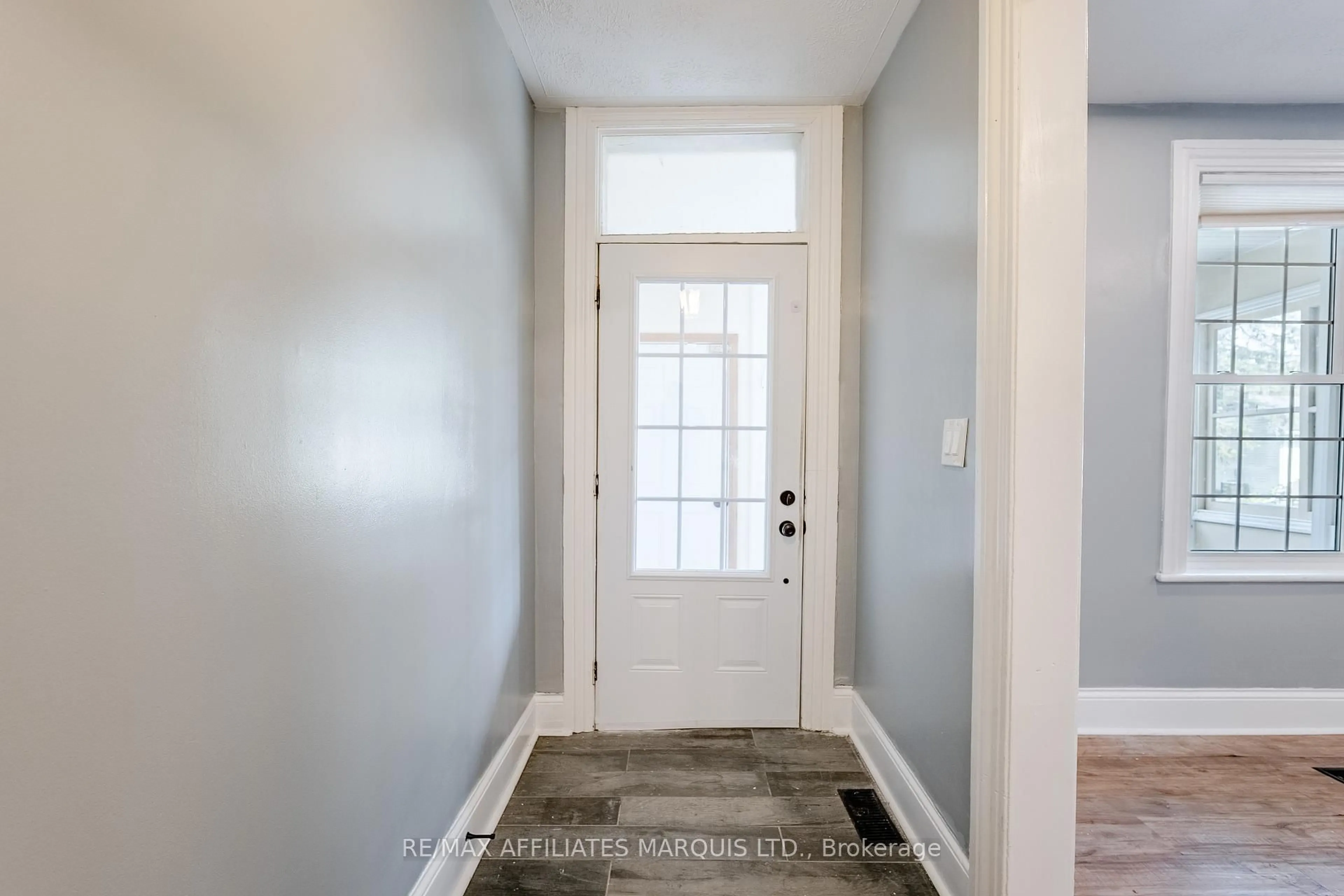 Indoor entryway for 312-314 Amelia St, Cornwall Ontario K6H 3P5