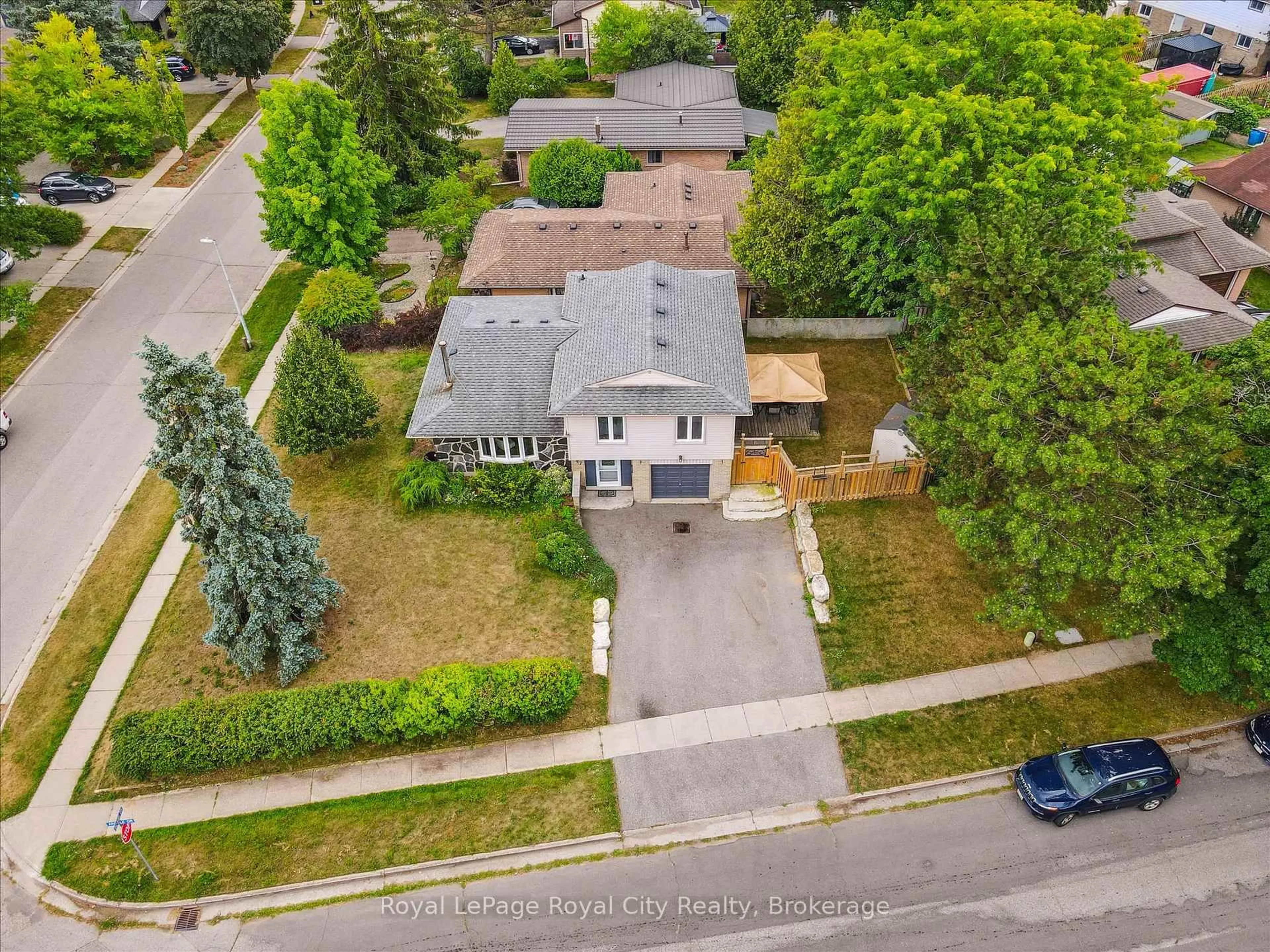 A pic from outside/outdoor area/front of a property/back of a property/a pic from drone, street for 47 Argyle Dr, Guelph Ontario N1G 2P4