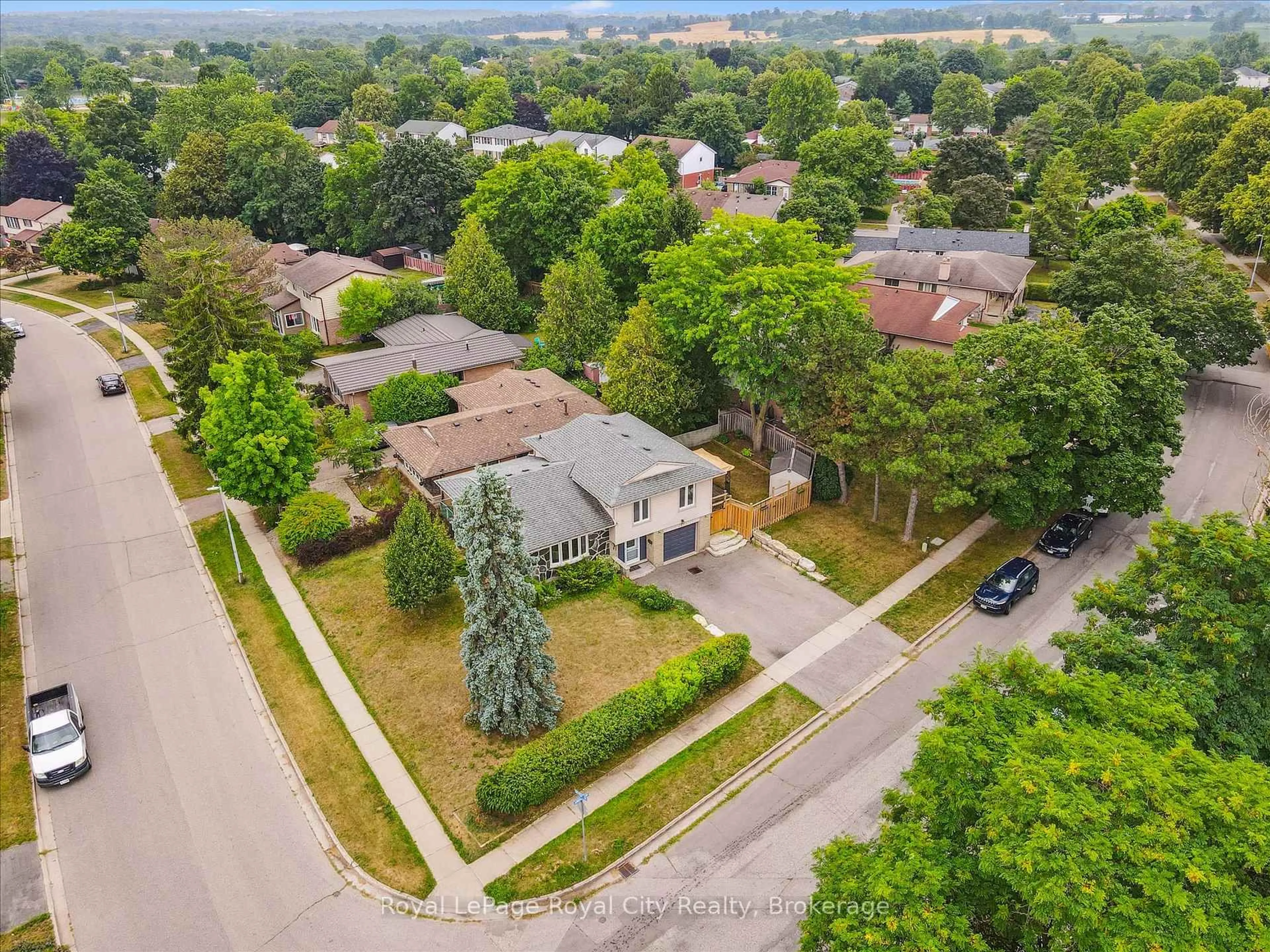 A pic from outside/outdoor area/front of a property/back of a property/a pic from drone, street for 47 Argyle Dr, Guelph Ontario N1G 2P4