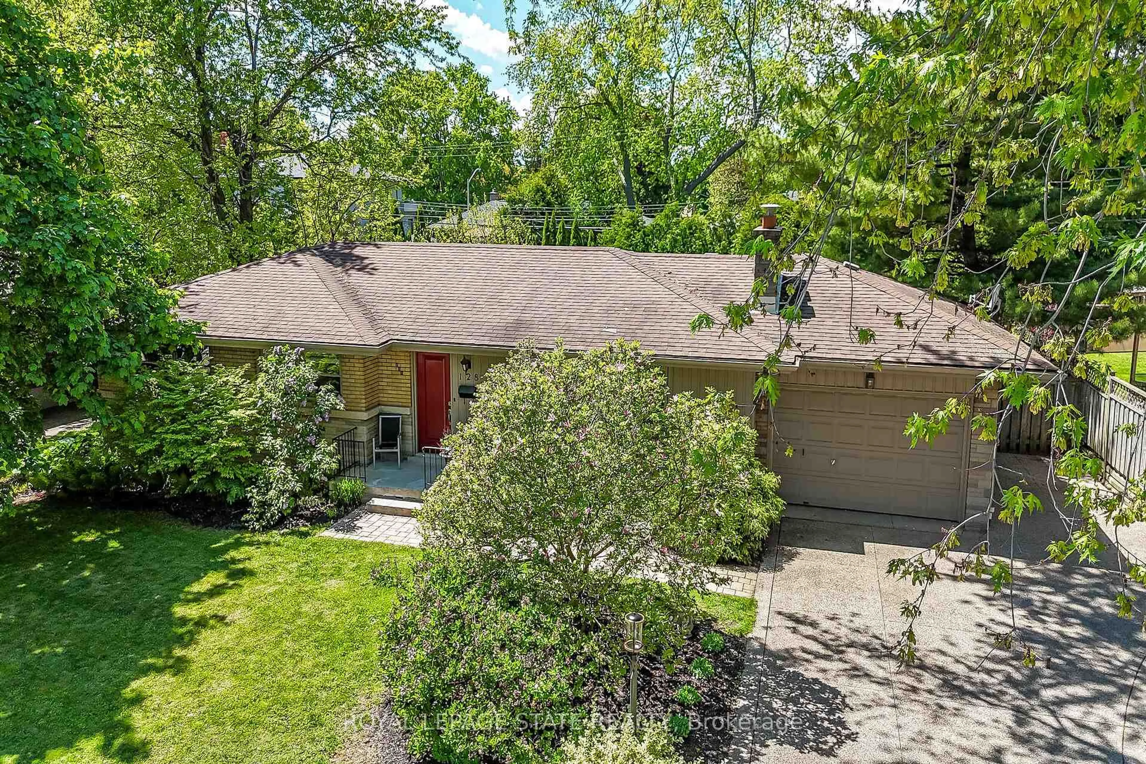 A pic from outside/outdoor area/front of a property/back of a property/a pic from drone, unknown for 128 Oneida Blvd, Hamilton Ontario L9G 3C9
