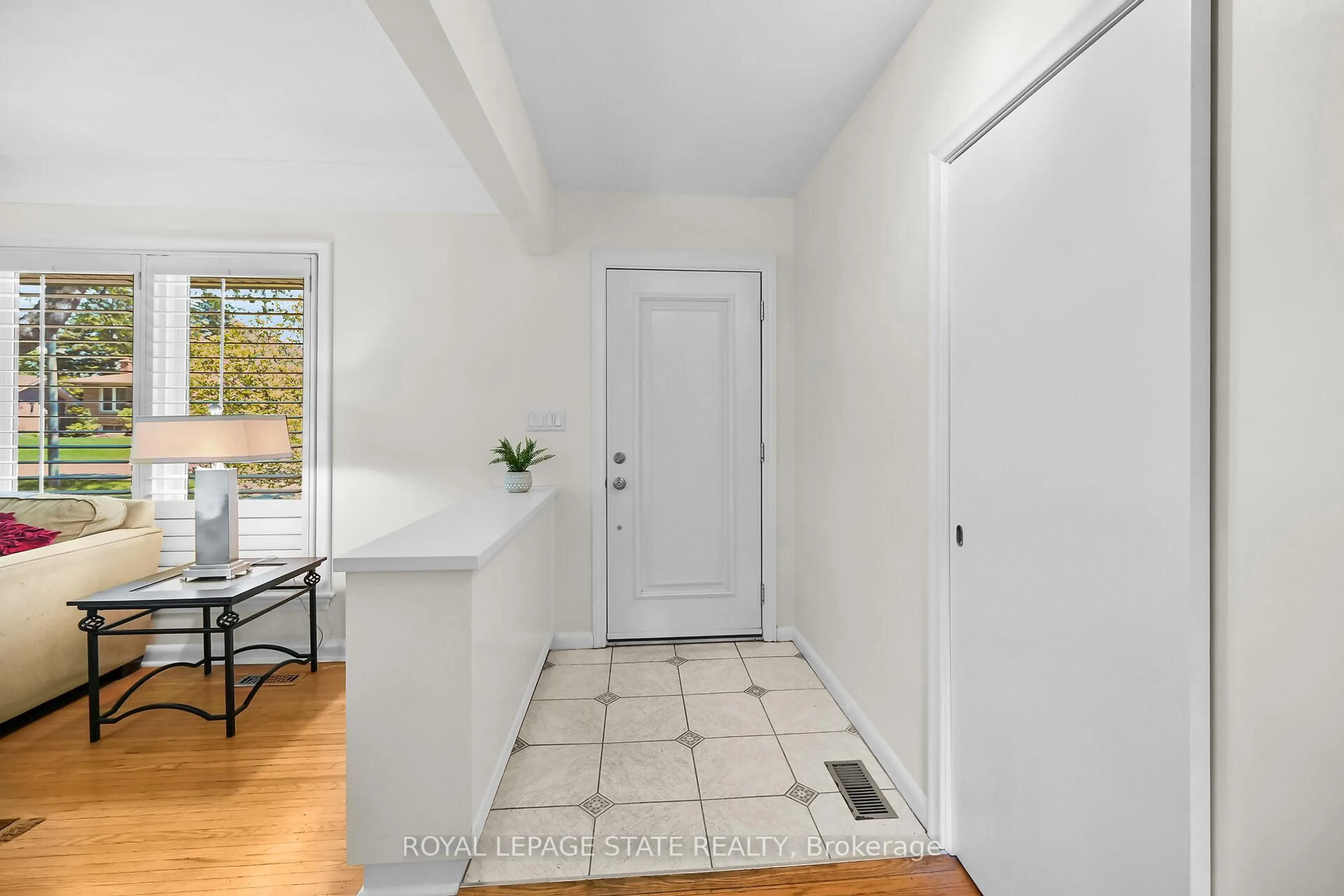 Indoor entryway for 128 Oneida Blvd, Hamilton Ontario L9G 3C9