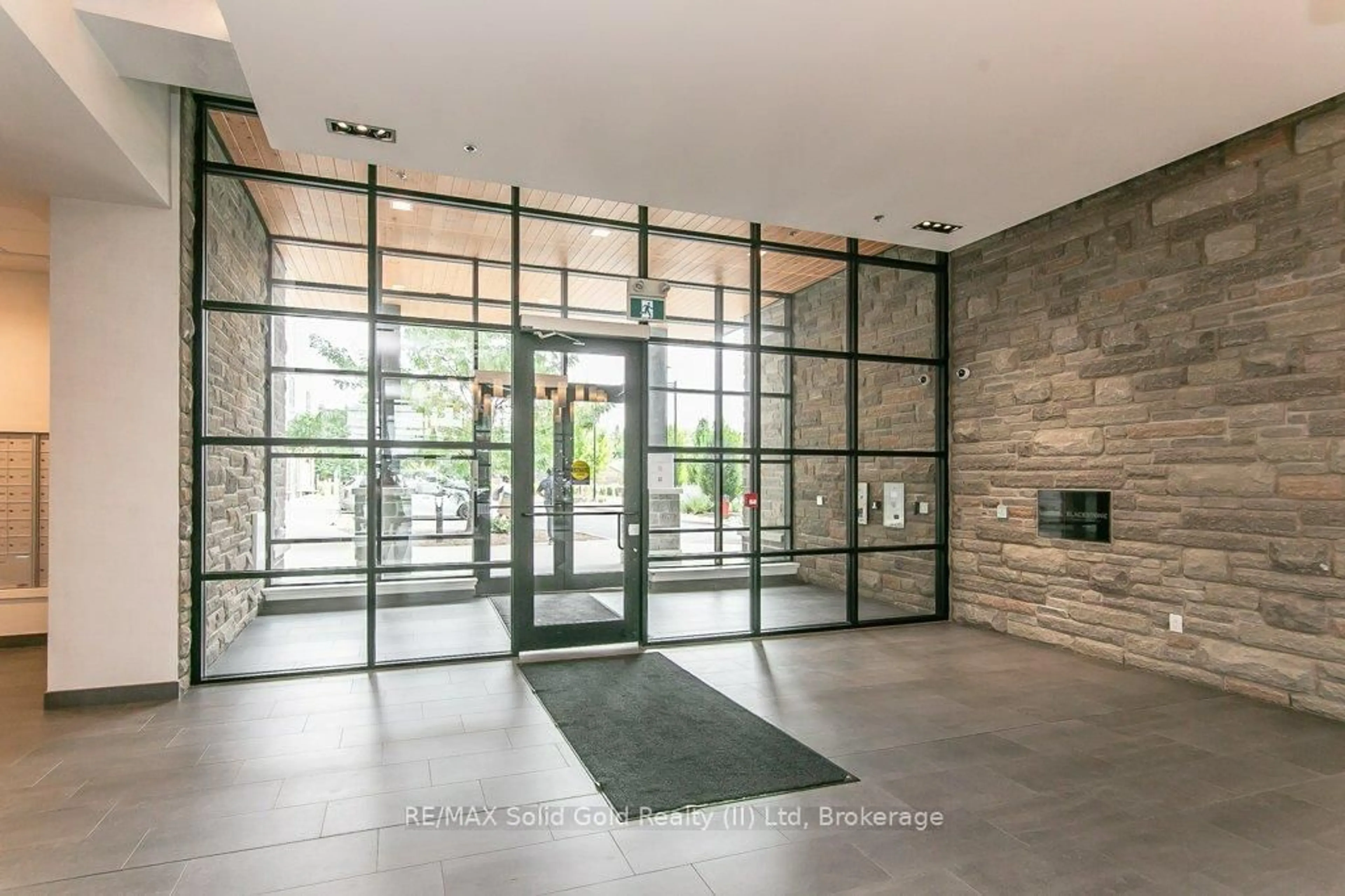 Indoor foyer for 251 Northfield Dr #102, Waterloo Ontario N2K 0G9