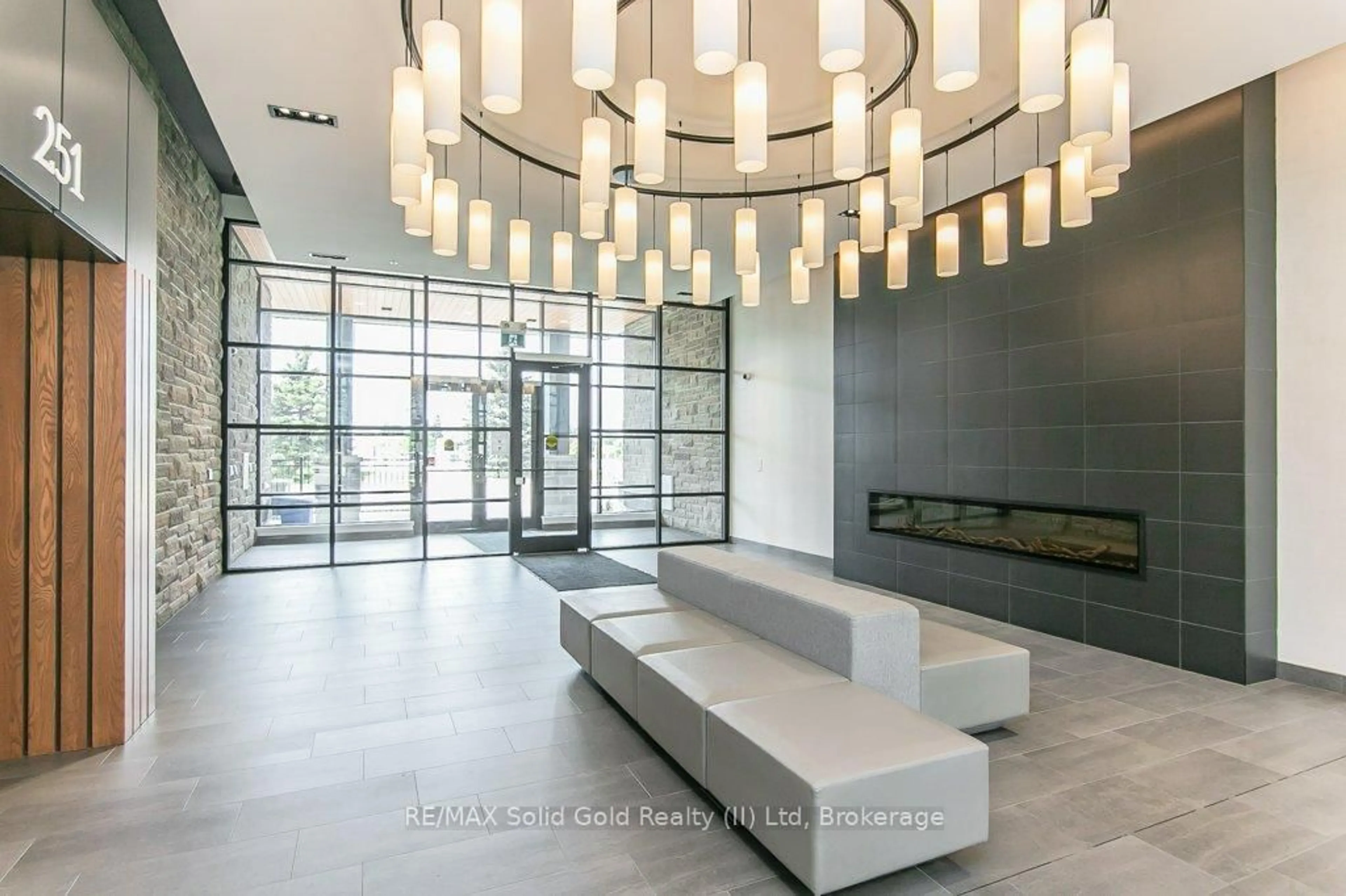 Indoor foyer for 251 Northfield Dr #102, Waterloo Ontario N2K 0G9