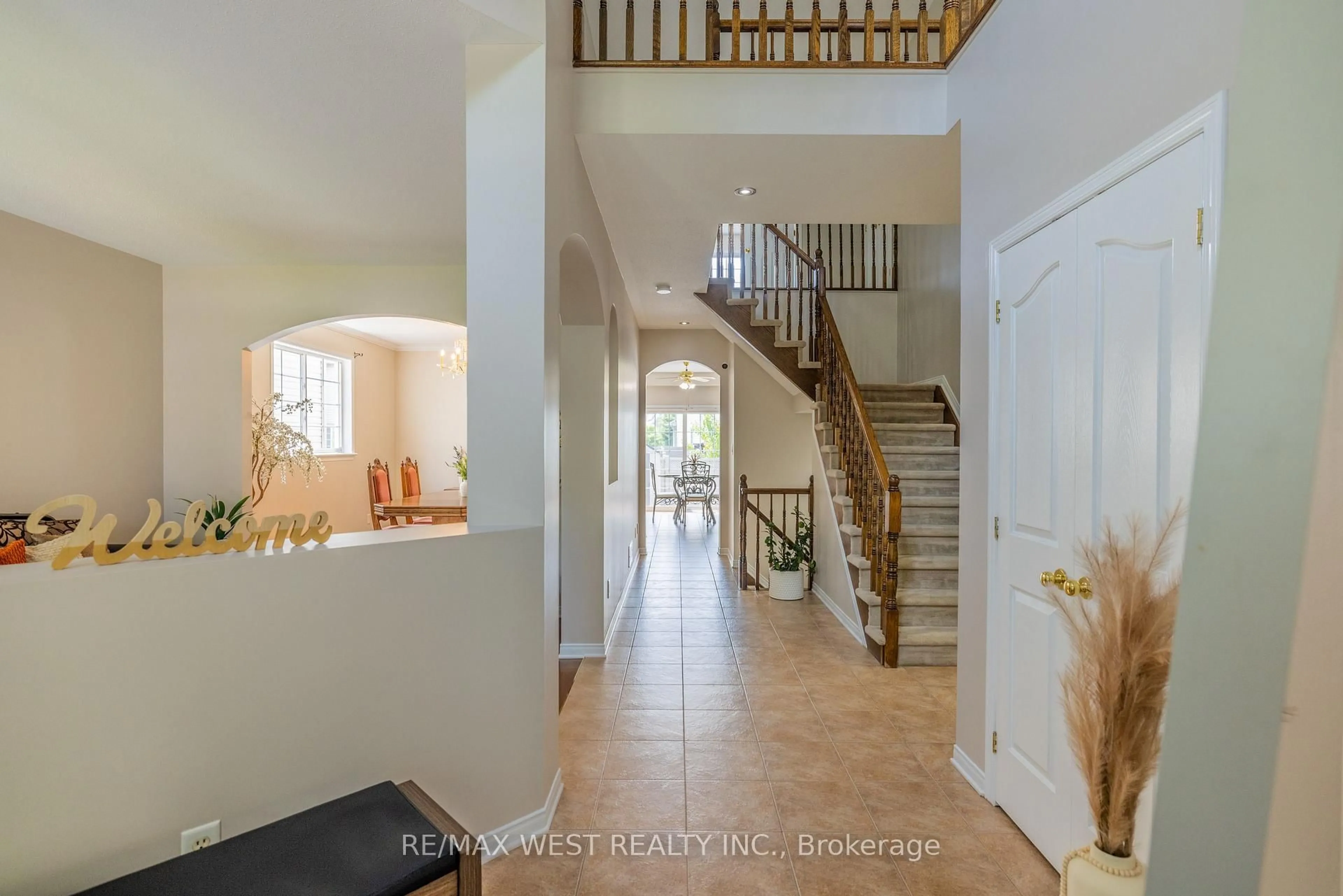 Indoor entryway for 214 Castlegarth Cres, Ottawa Ontario K2J 5N6
