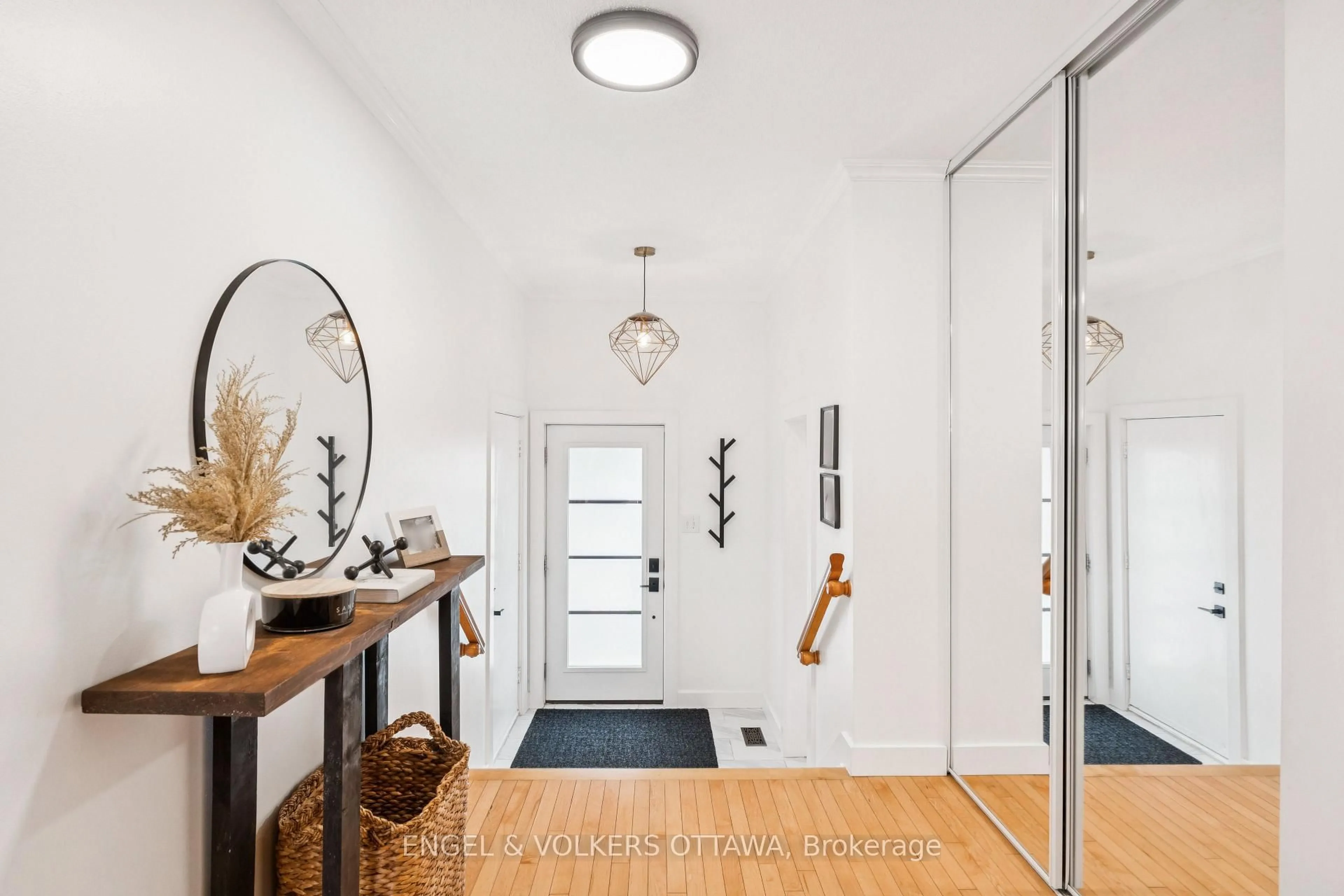 Indoor entryway for 6285 Sablewood Pl, Ottawa Ontario K1C 7M6