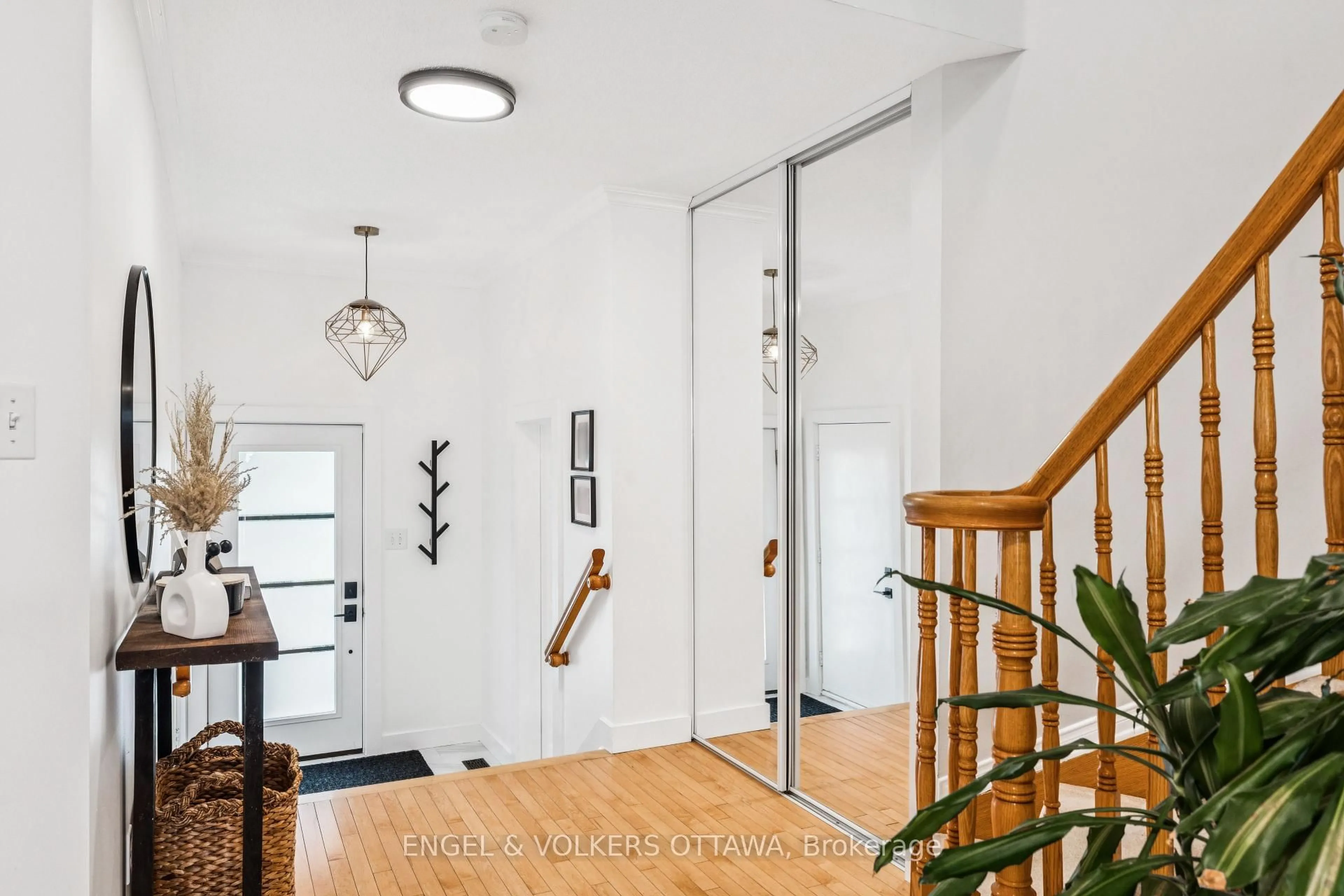 Indoor entryway for 6285 Sablewood Pl, Ottawa Ontario K1C 7M6