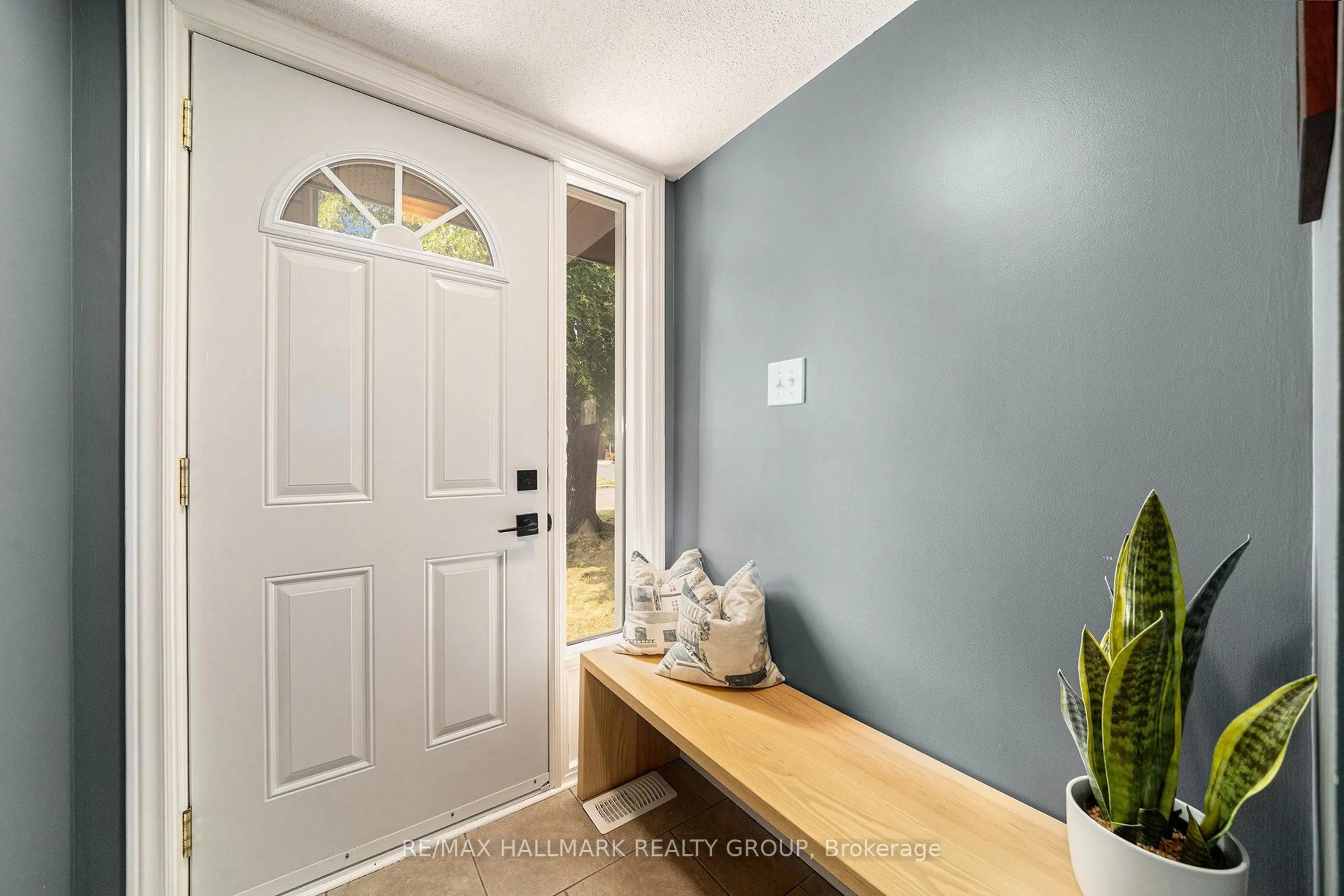 Indoor entryway for 26 Aldgate Cres, Ottawa Ontario K2J 2G4