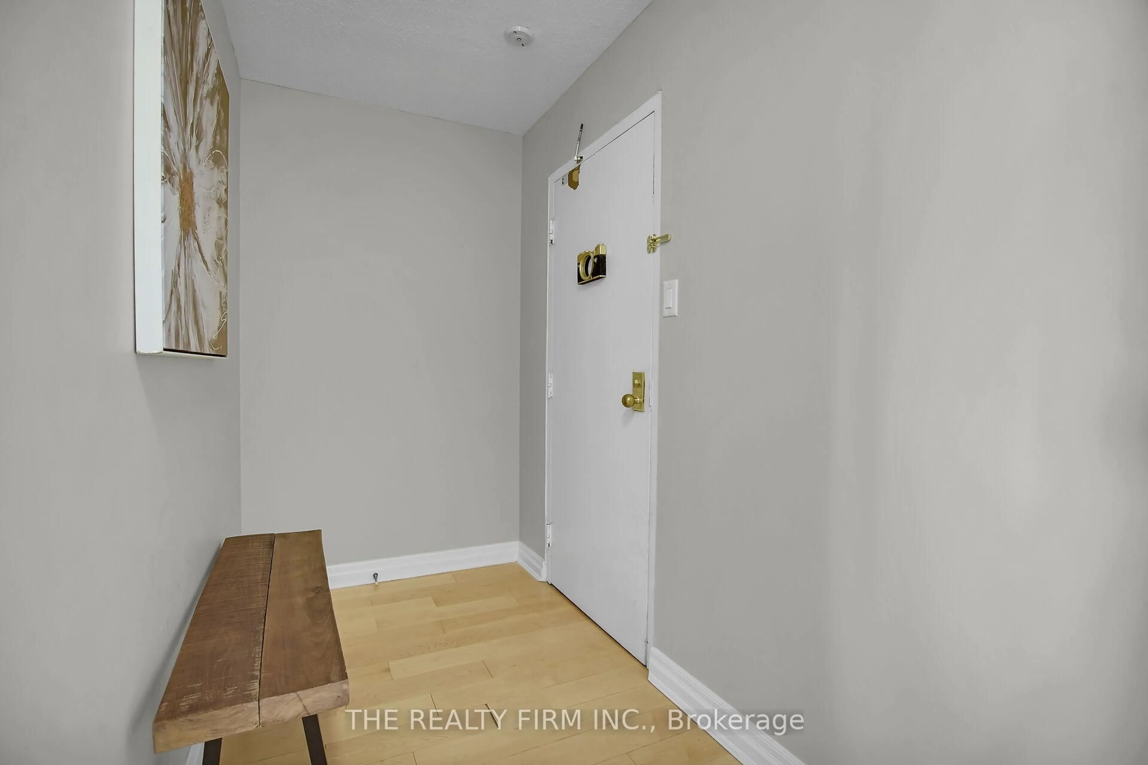 Indoor entryway for 858 Commissioners Rd #405, London South Ontario N6C 5Y5