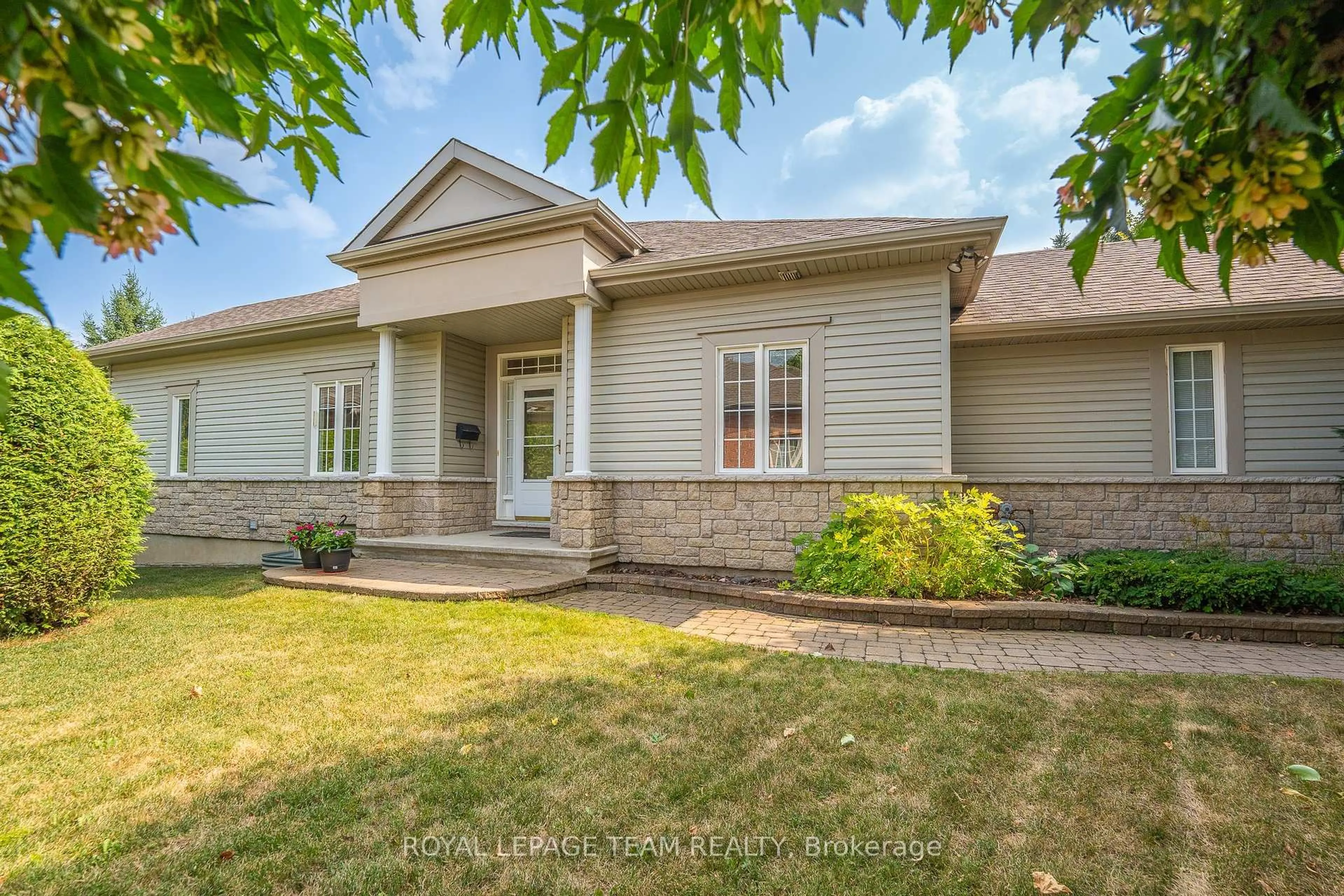 Home with vinyl exterior material, street for 77 Kinmount Private, Ottawa Ontario K2T 1K1