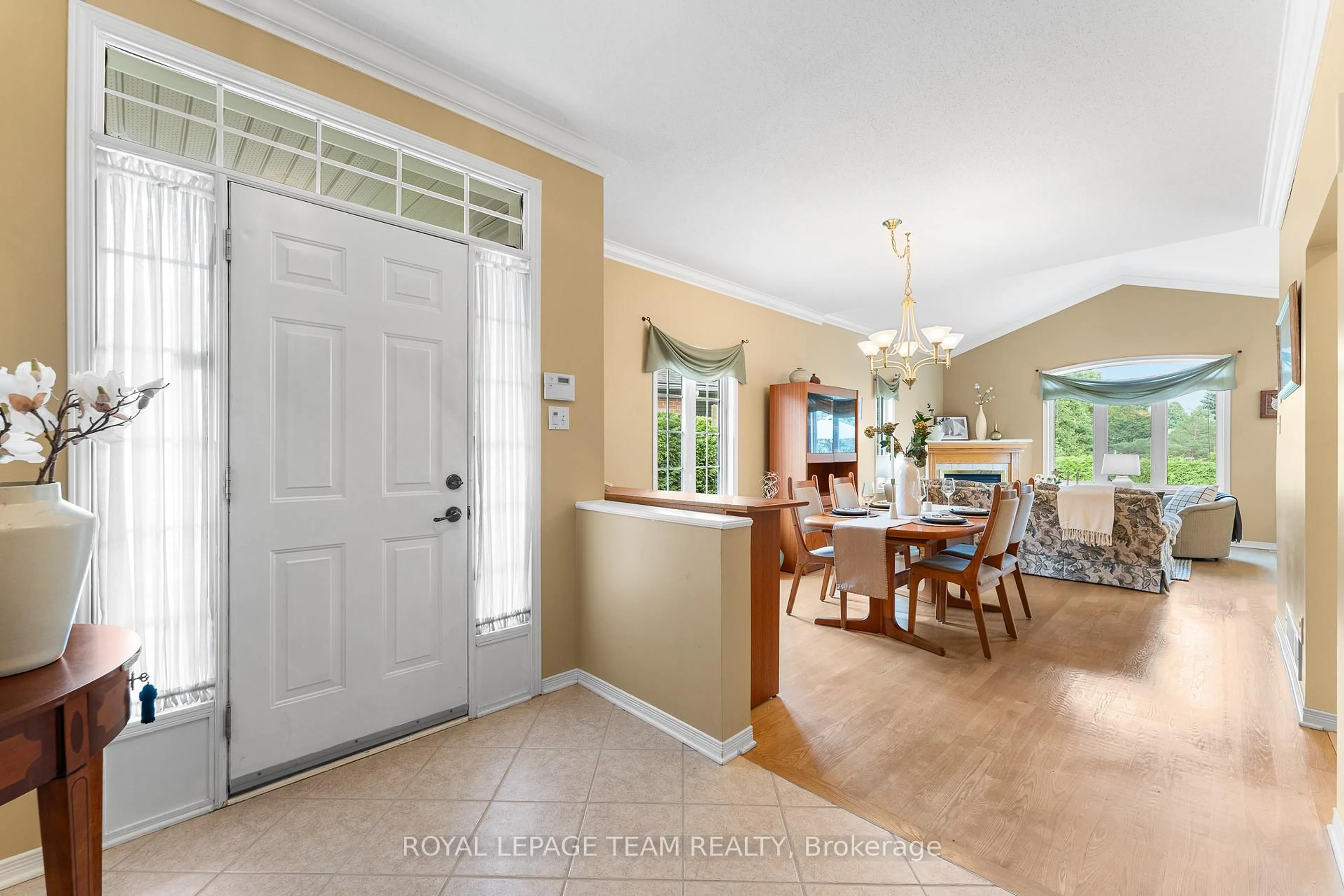 Dining room, ceramic/tile floor for 77 Kinmount Private, Ottawa Ontario K2T 1K1