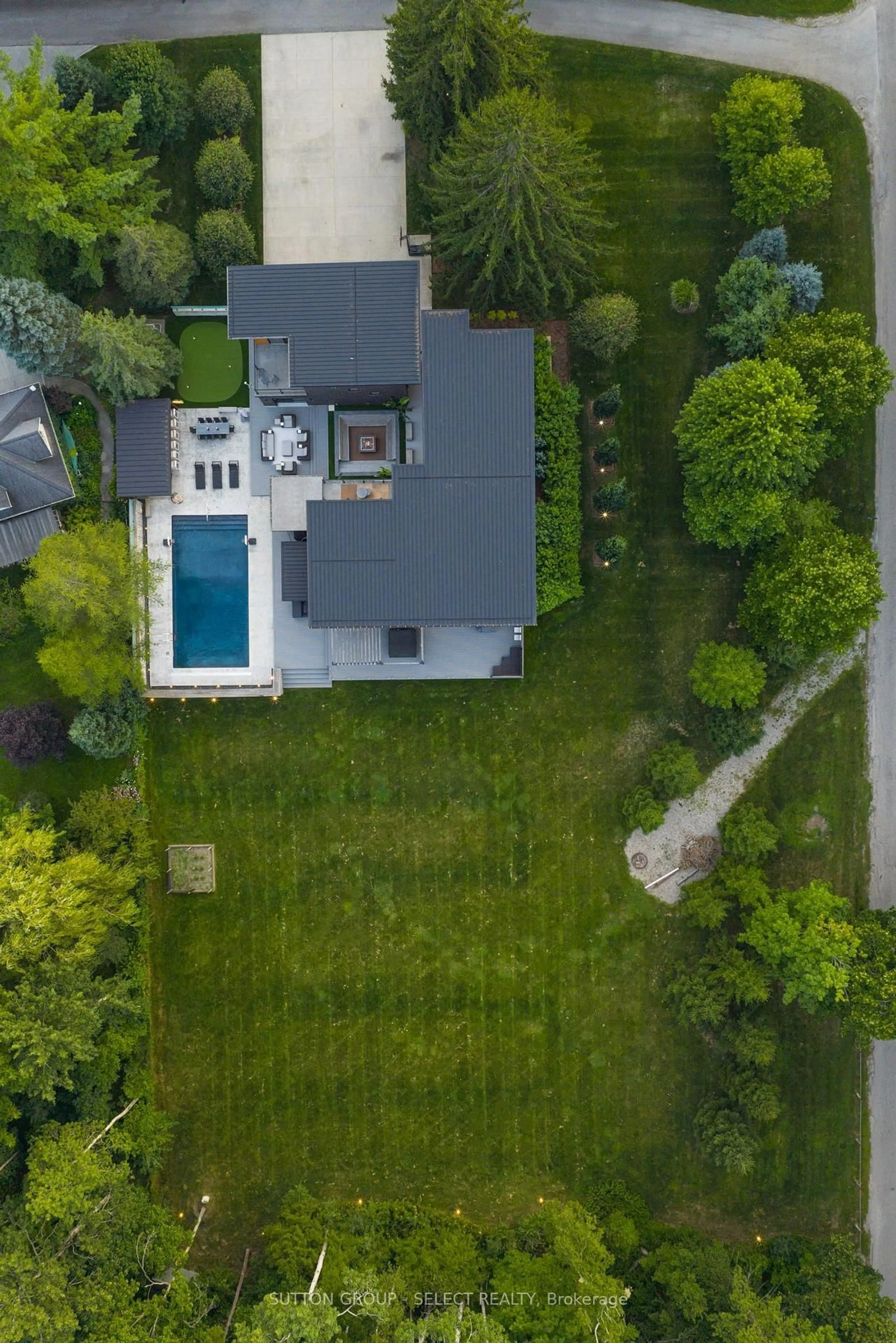 A pic from outside/outdoor area/front of a property/back of a property/a pic from drone, street for 9385 ELVIAGE Dr, London South Ontario N6K 4R8