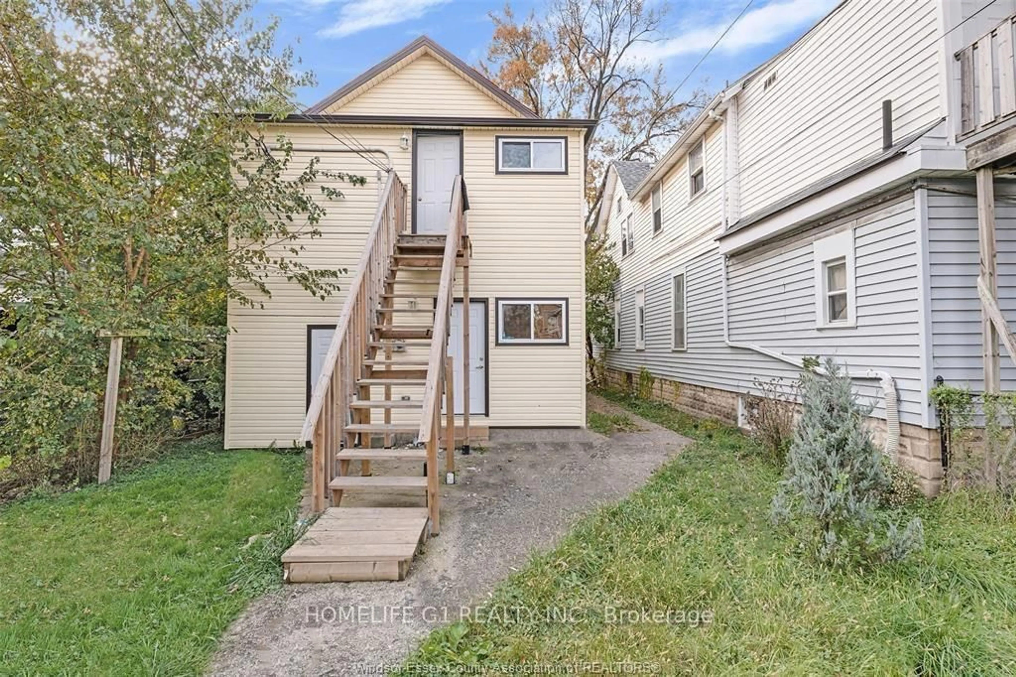 Stairs for 496 Caron Ave, Windsor Ontario N9A 5B4